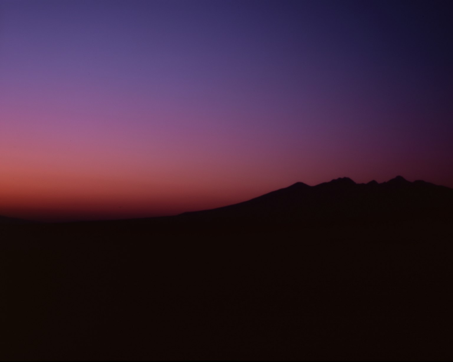 Bellissimo cielo al tramonto con silhouette di montagna