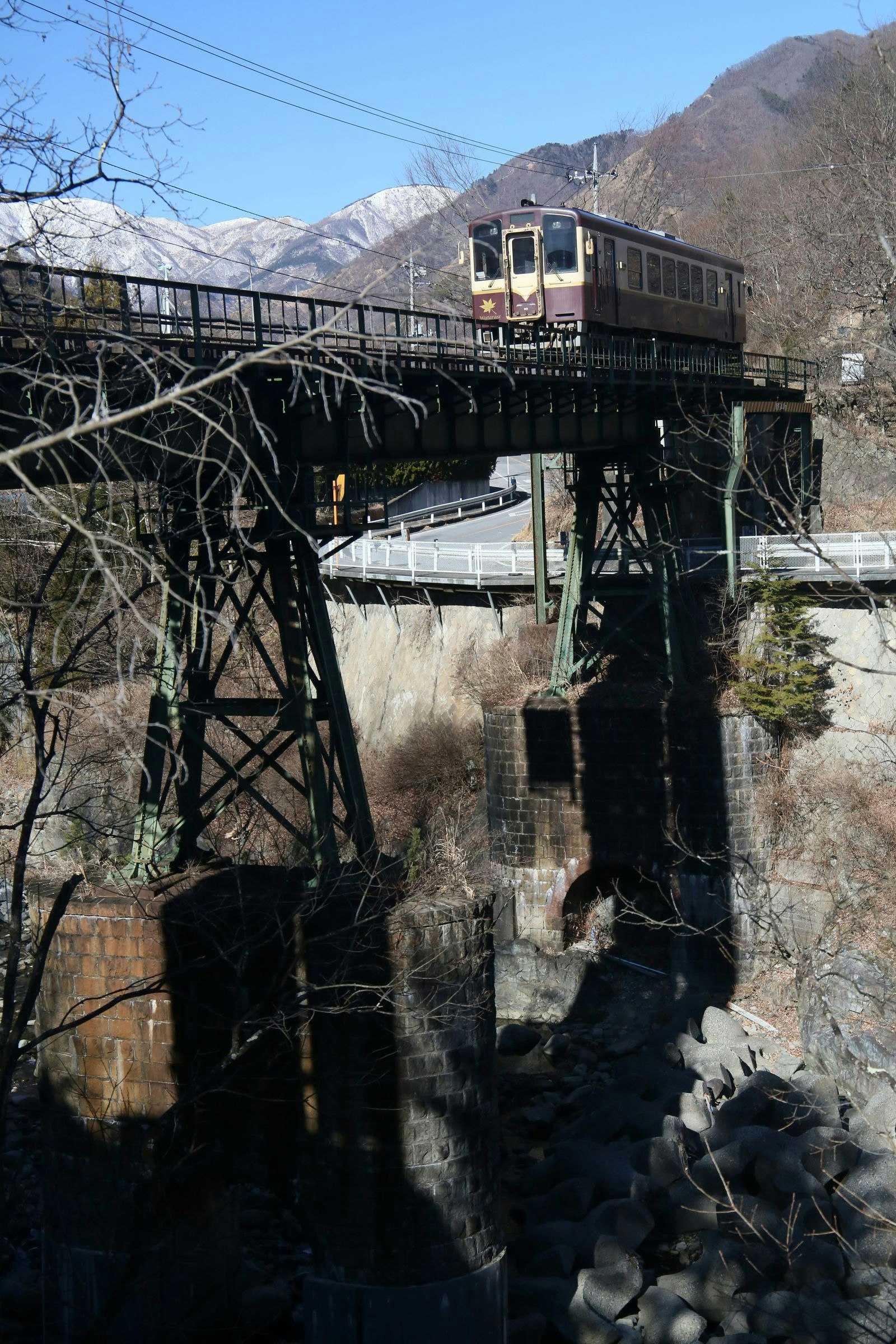 山間の鉄橋を走る列車のある風景