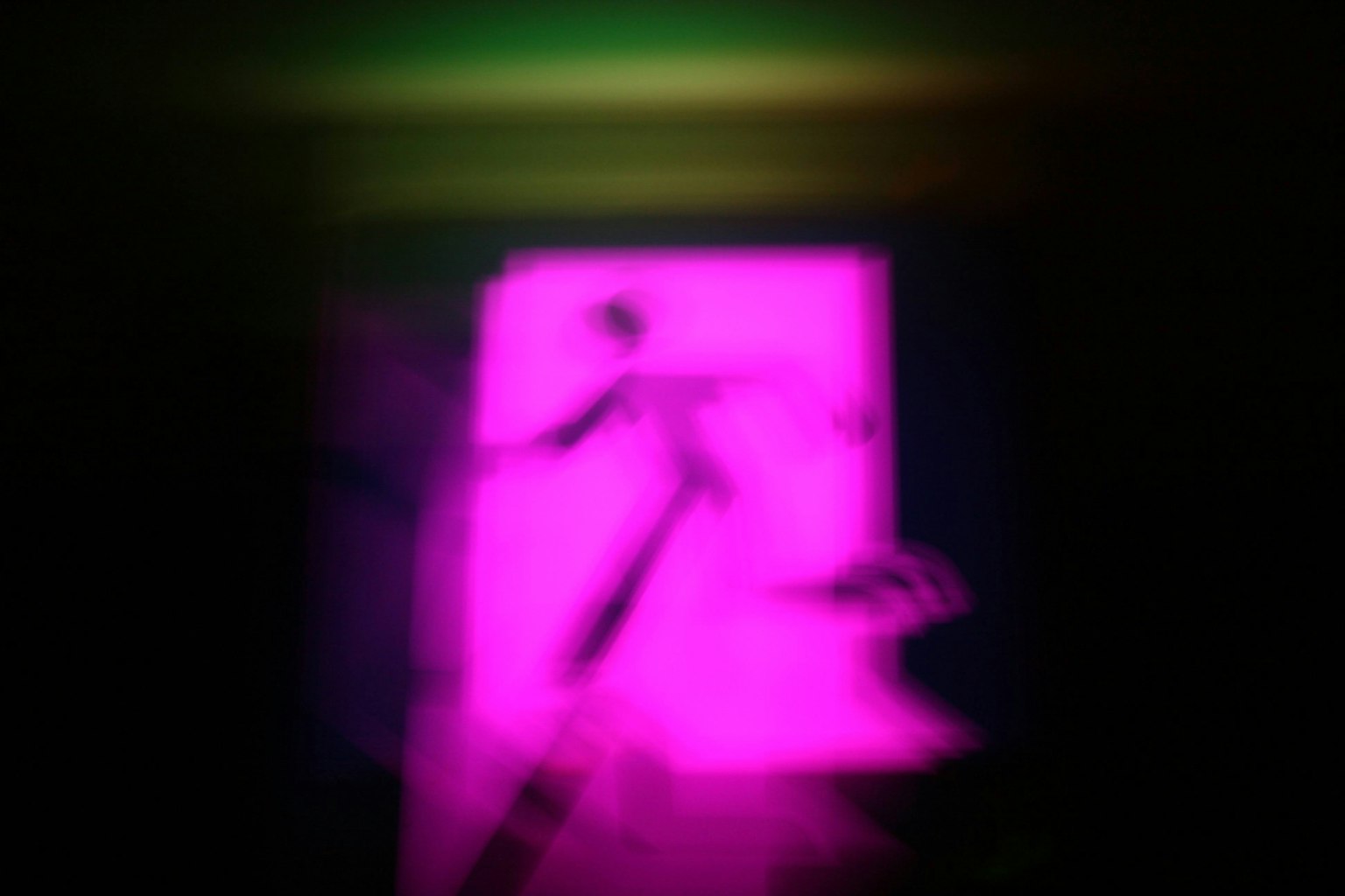 Arte grafico sfocato in rosa illuminato su sfondo scuro