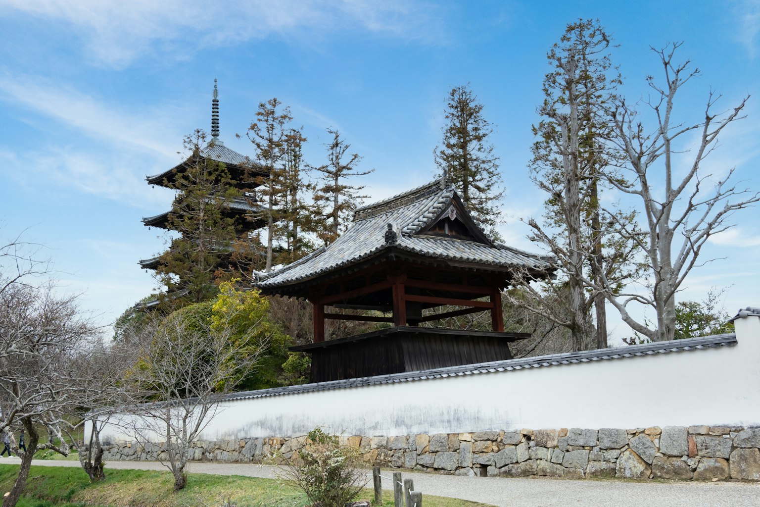 Un beau temple japonais avec une pagode sous un ciel bleu