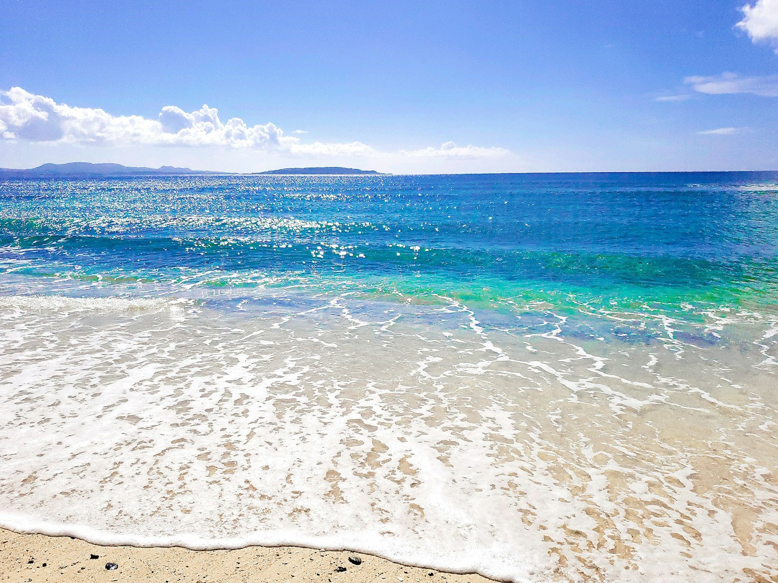 Escena de océano azul y playa de arena cielo despejado y sonido de las olas
