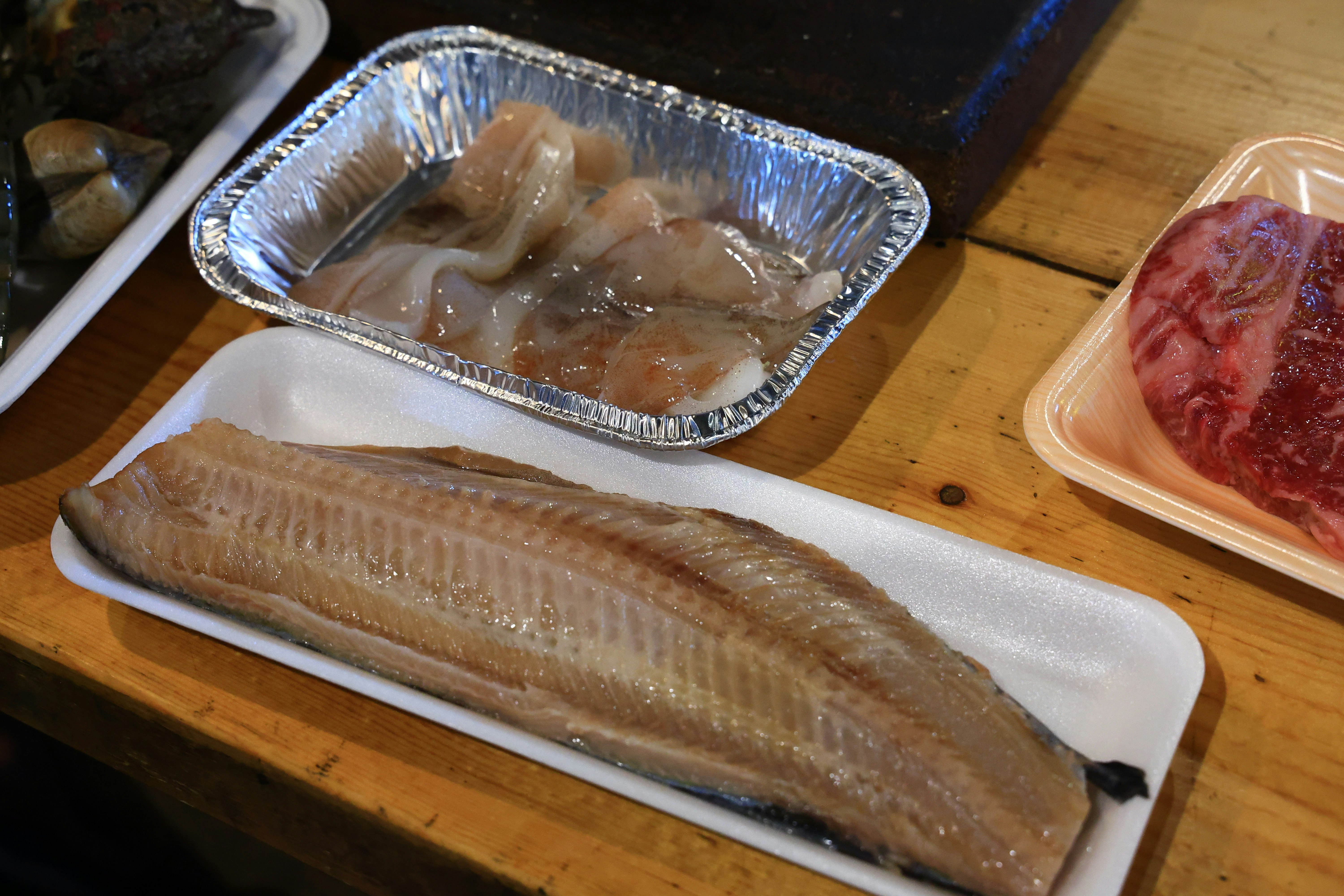 鋁盤裡的生魚片用魚片