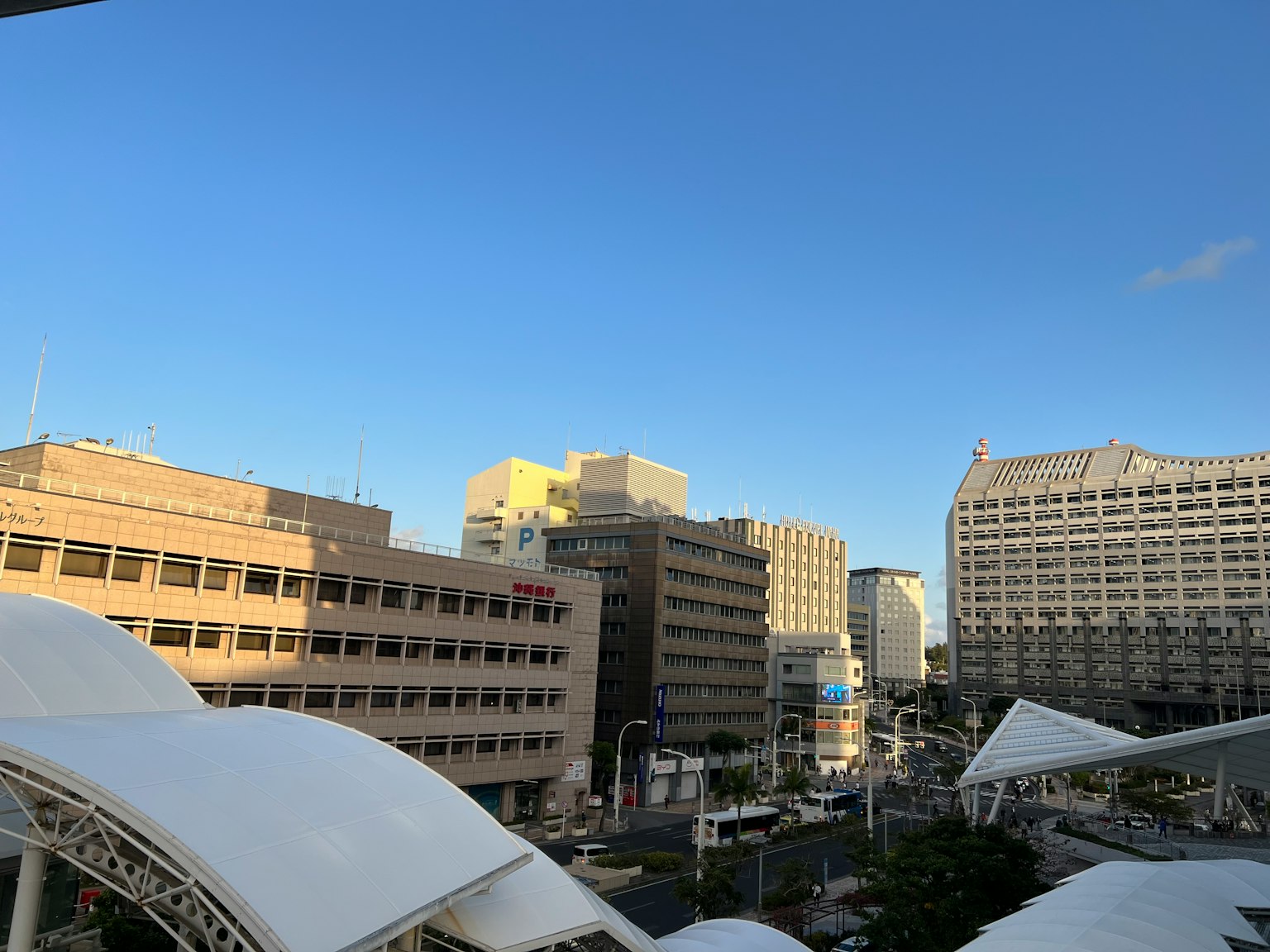 Vue de la ville avec des bâtiments élevés sous un ciel bleu clair