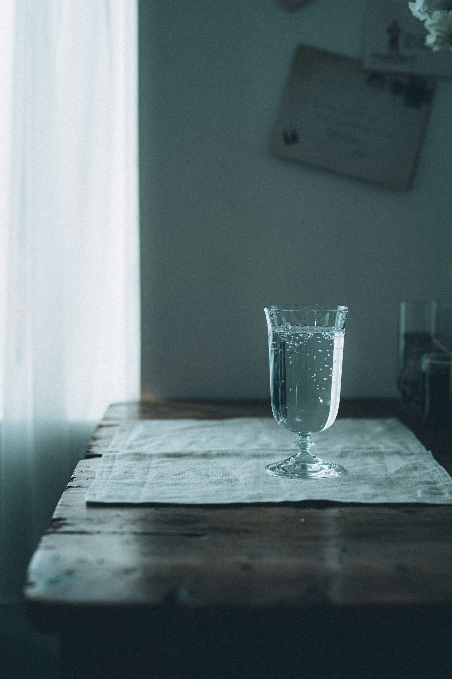 木桌上的水杯和柔和的自然光