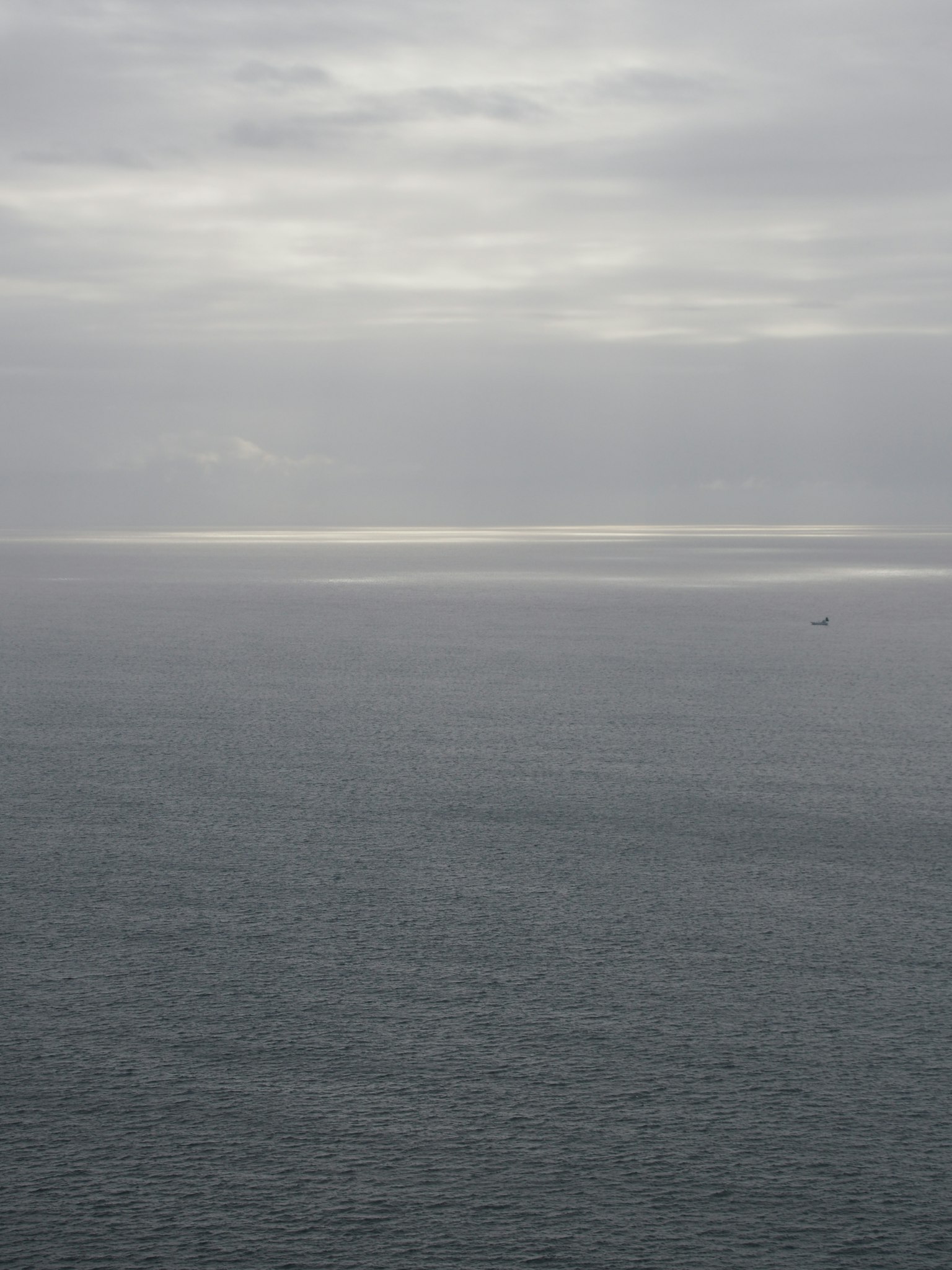 Mare calmo e cielo nuvoloso con luce riflessa sulla superficie dell'acqua