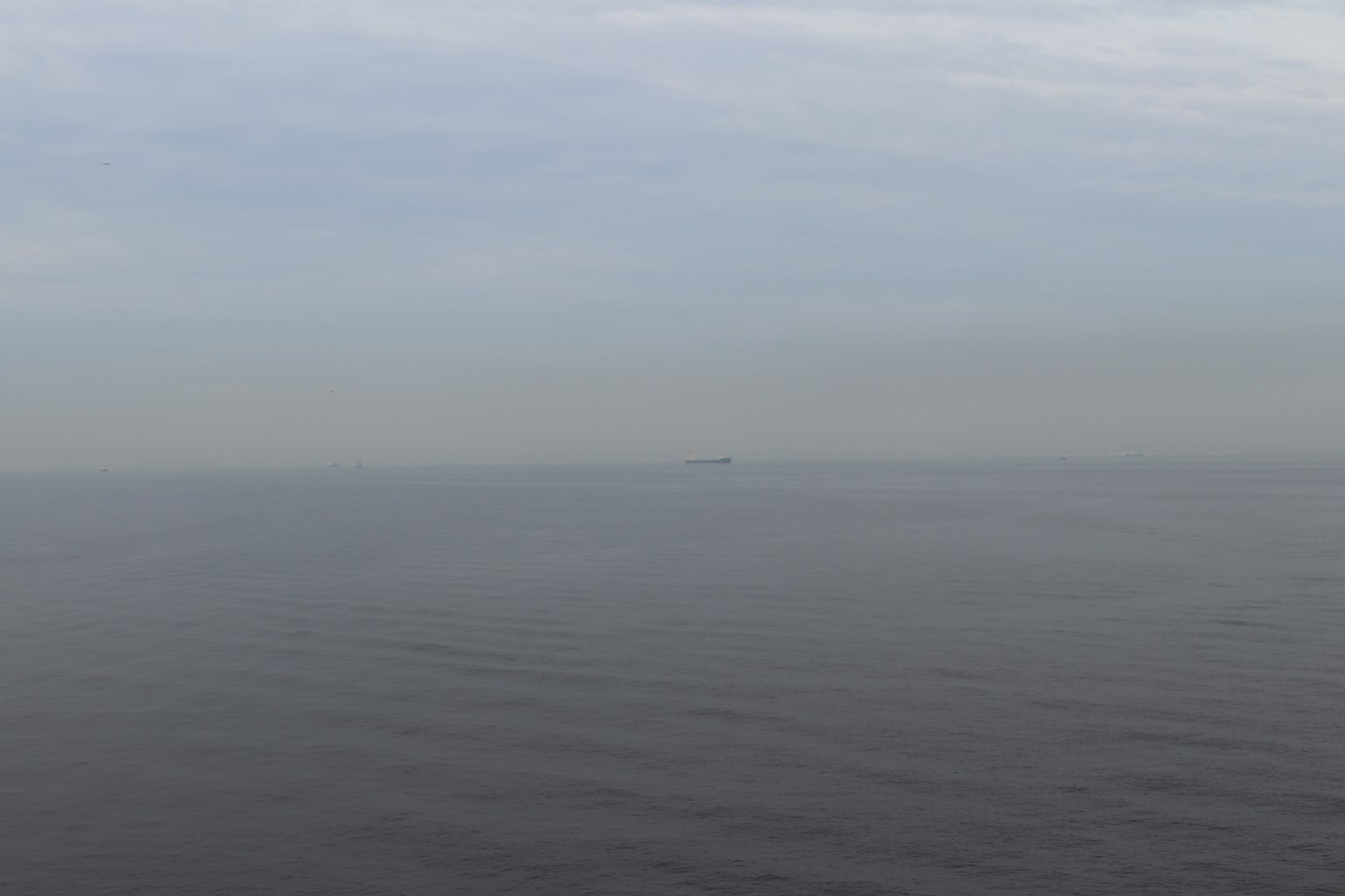 平静的海面和多云的天空