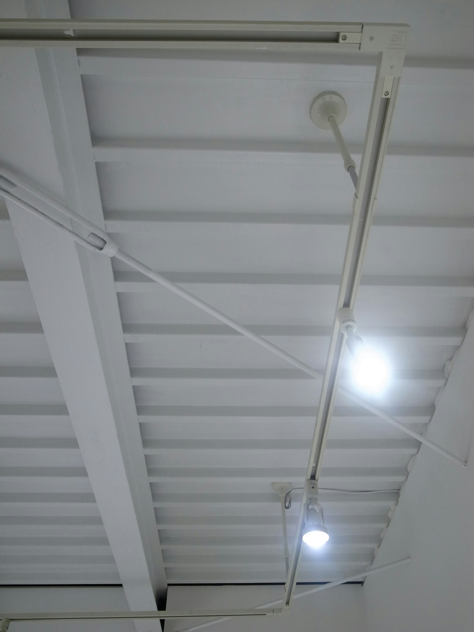 Thiết bị chiếu sáng và dây điện được gắn trên trần trắng