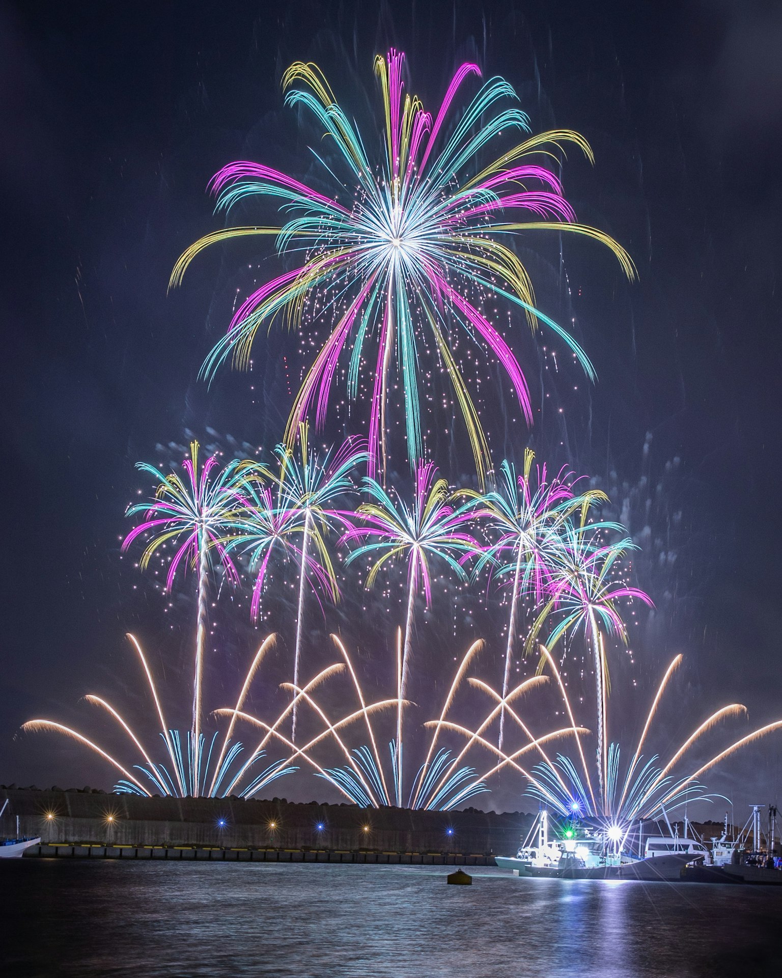 Un impresionante espectáculo de fuegos artificiales coloridos iluminando el cielo nocturno