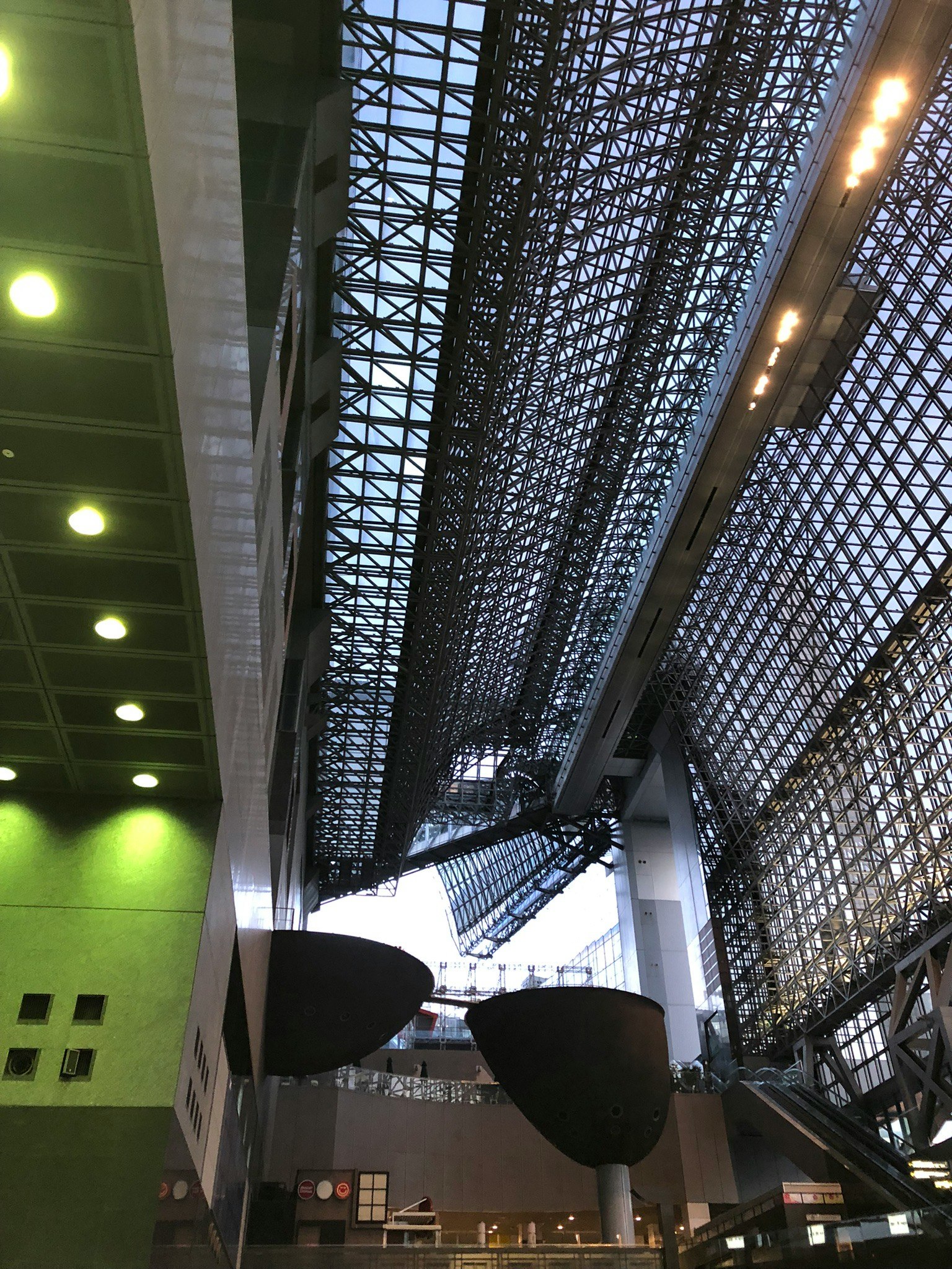 大型建築內部，具有玻璃結構和金屬框架
