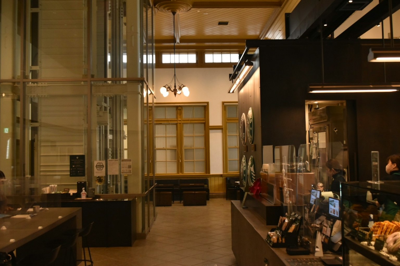 Interno di un caffè moderno con pareti di vetro e finestre di legno