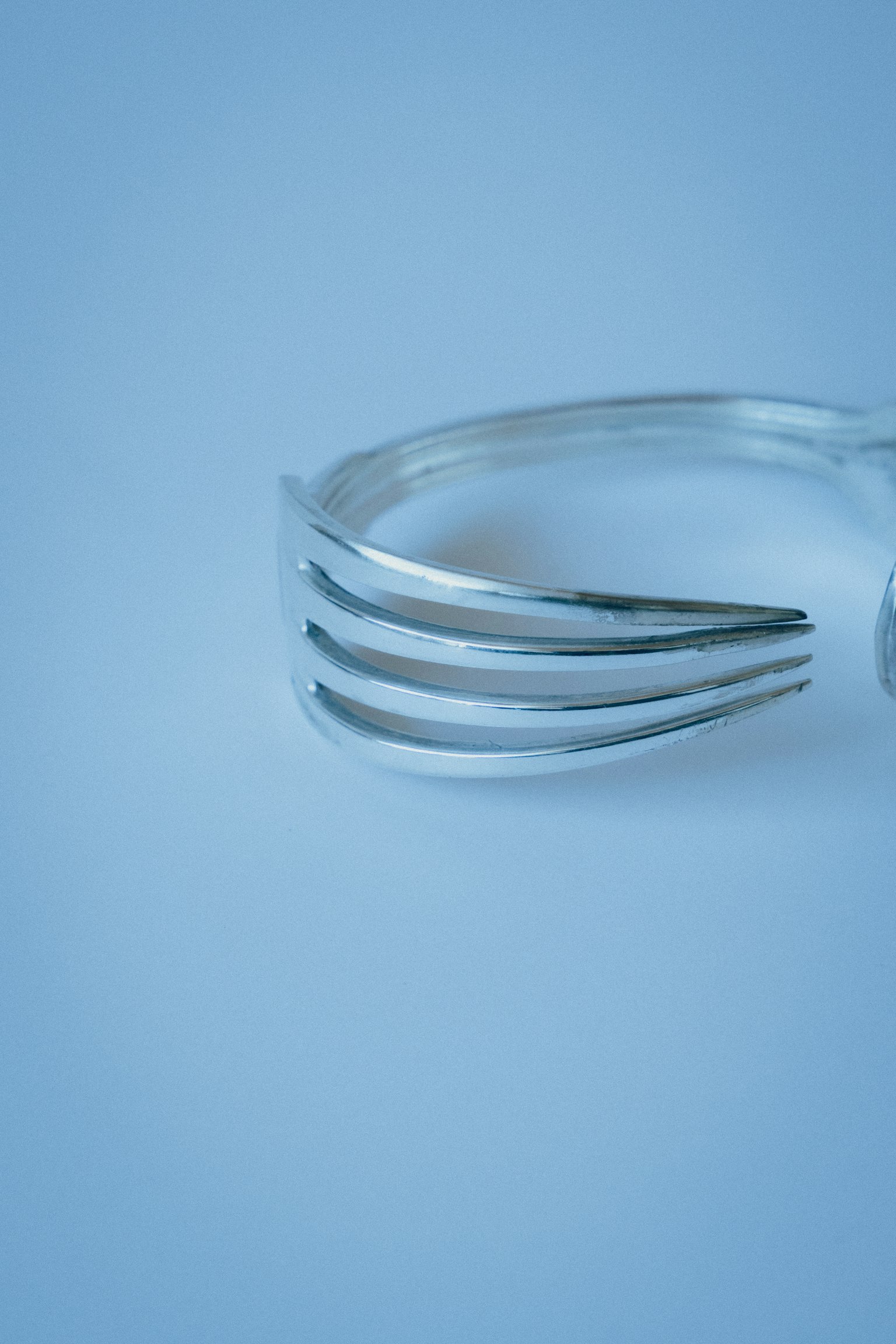 Anello a forma di forchetta su sfondo blu