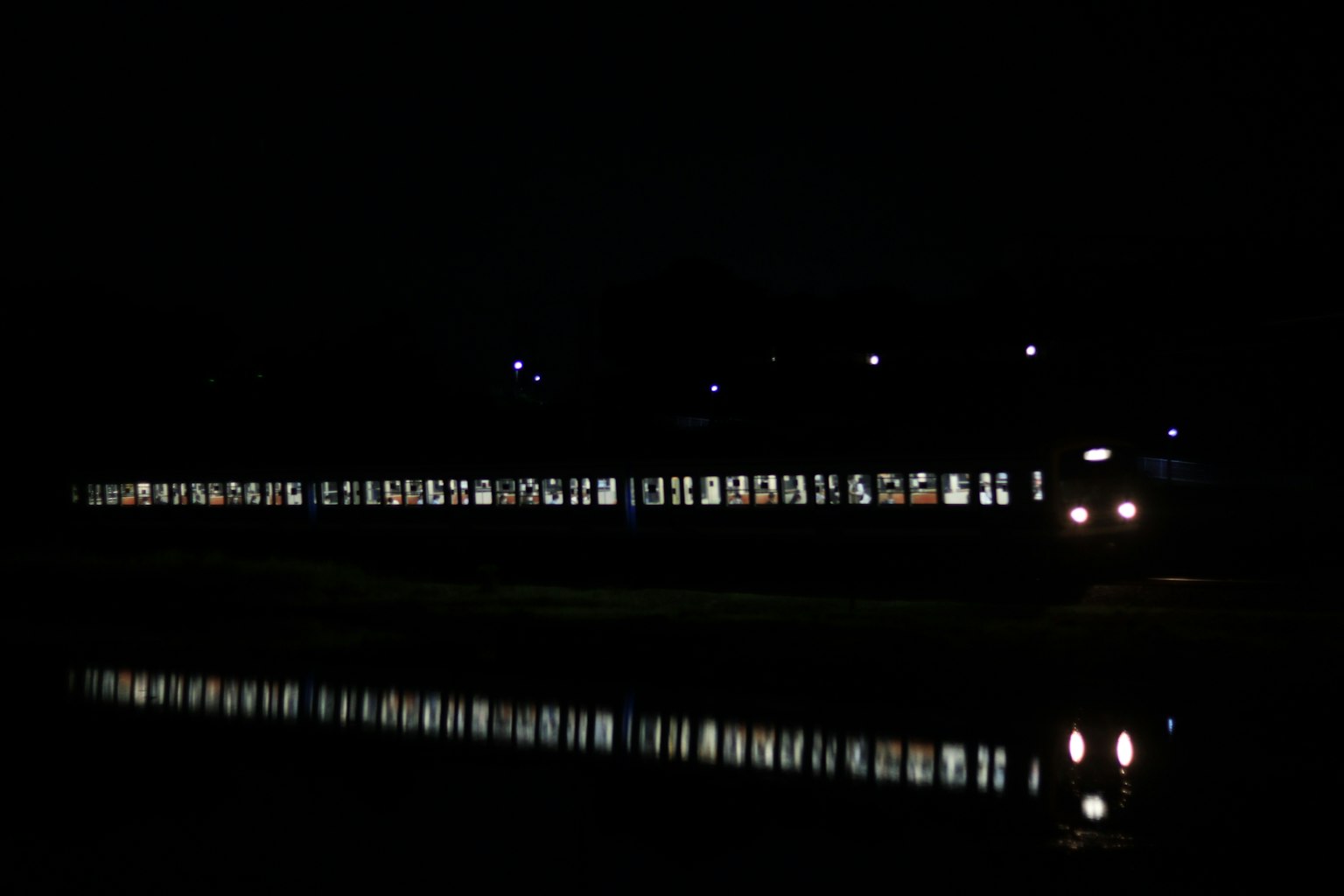 夜間穿越河流的火車，反射可見