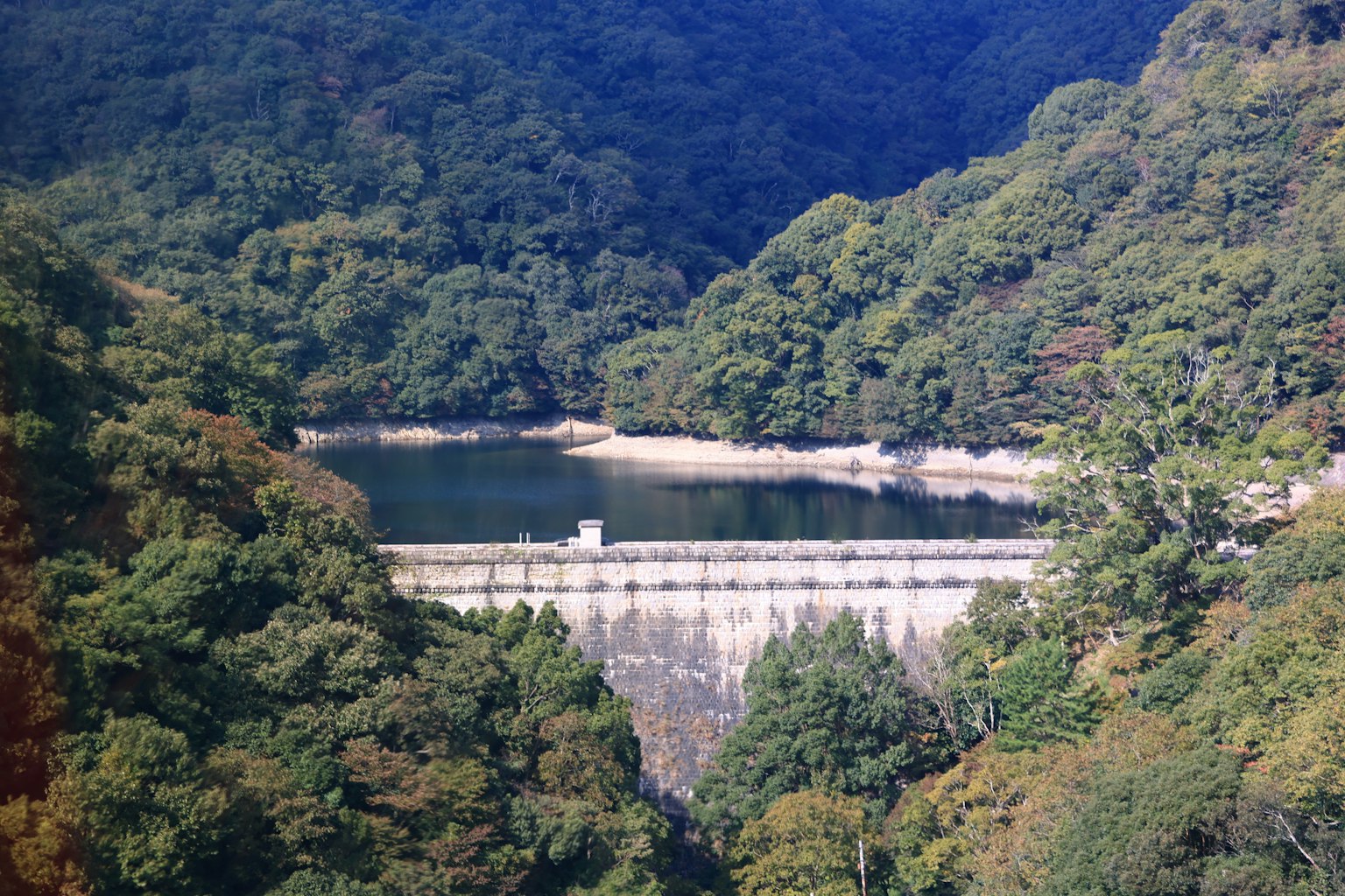 被茂密山脈環繞的水壩風景