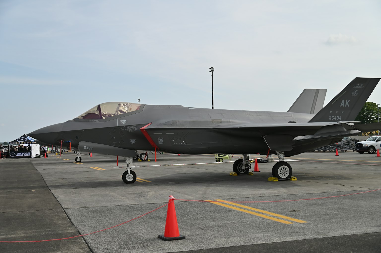 เครื่องบินรบ F-35 จอดอยู่บนรันเวย์