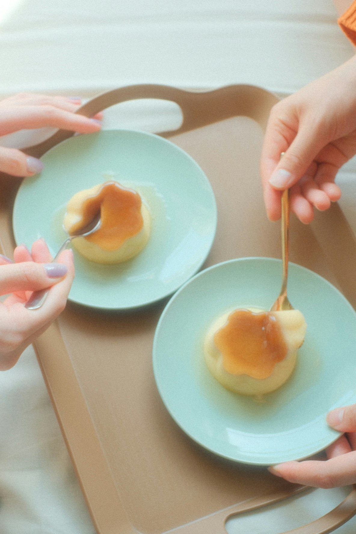 白い皿にのった半熟卵を手で取り分ける朝食