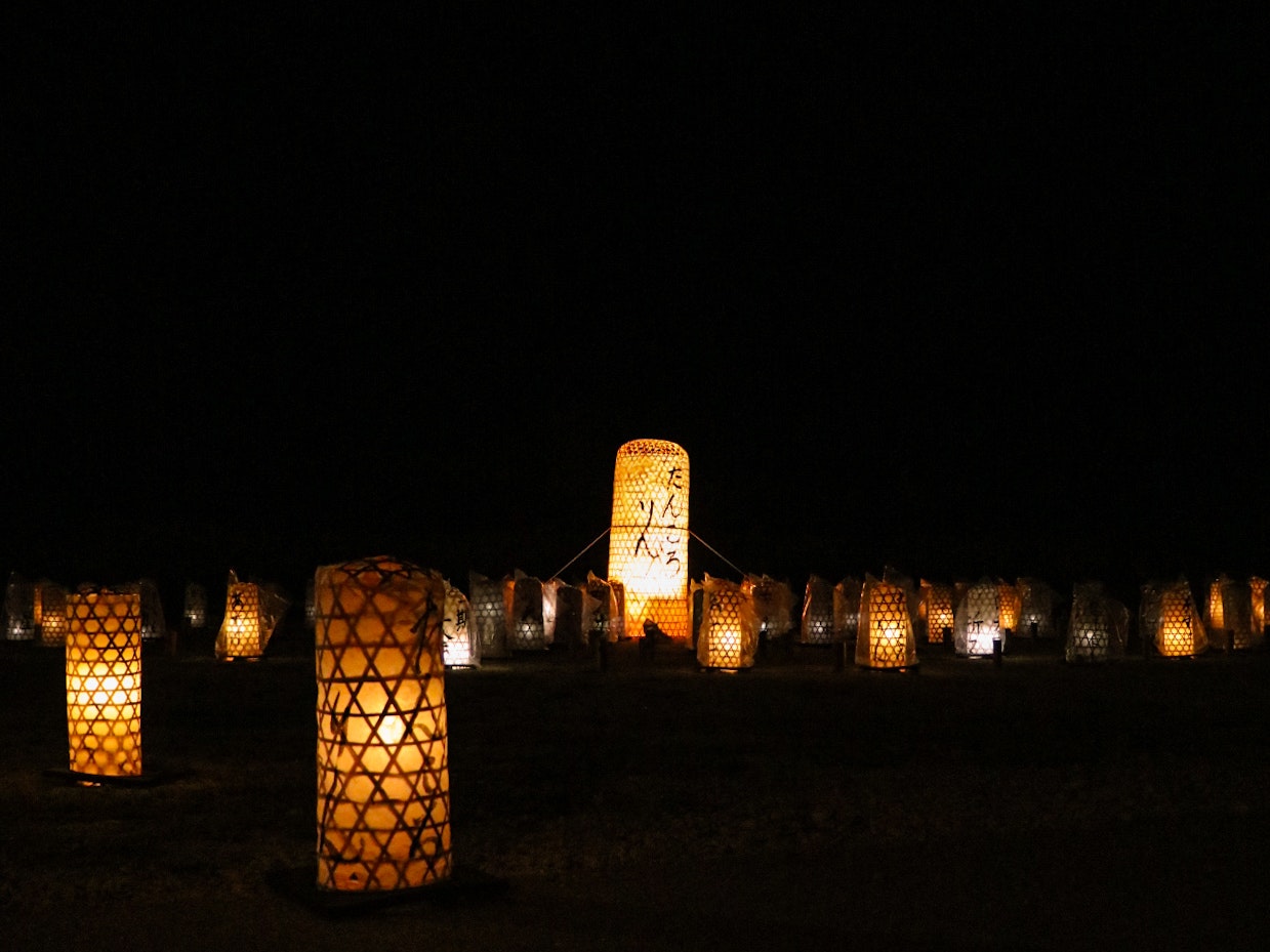 夜晚一排灯笼小路