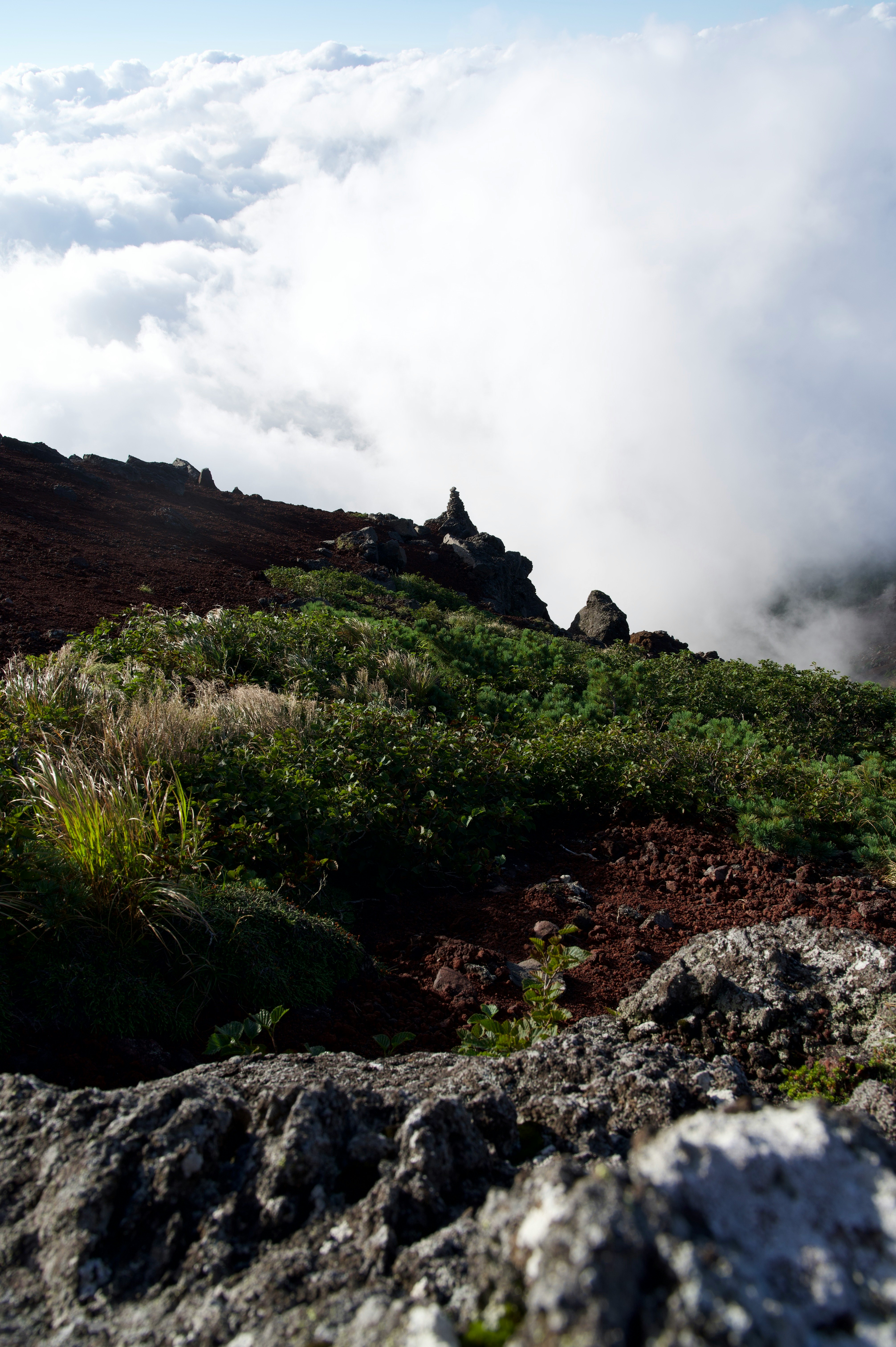 云下的火山山脊与岩石地貌