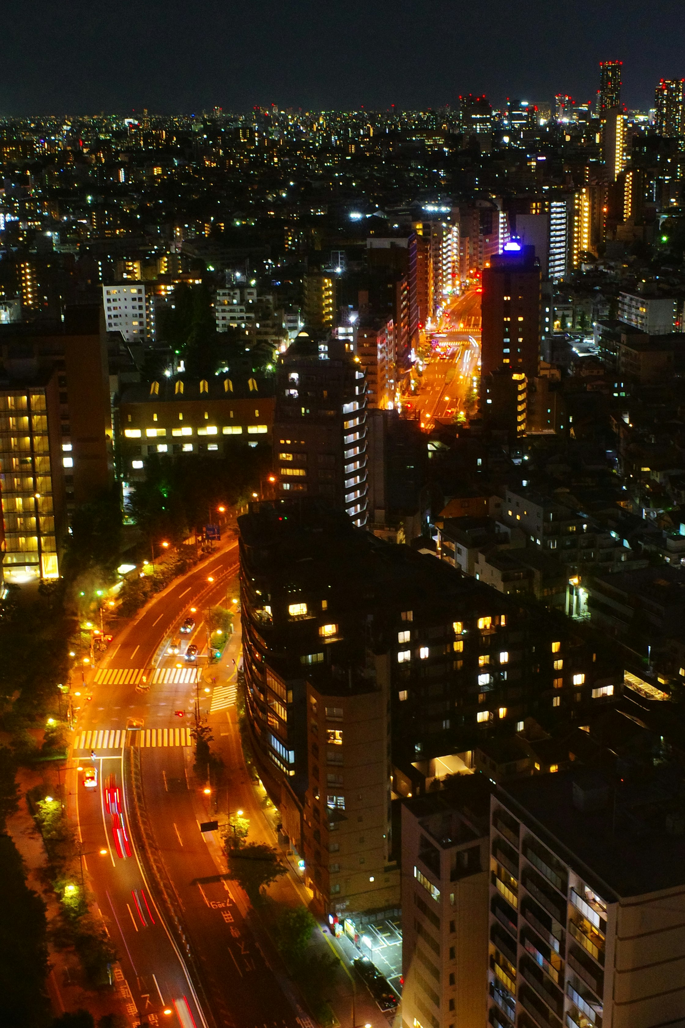 夜景の高層ビルと街の大通り