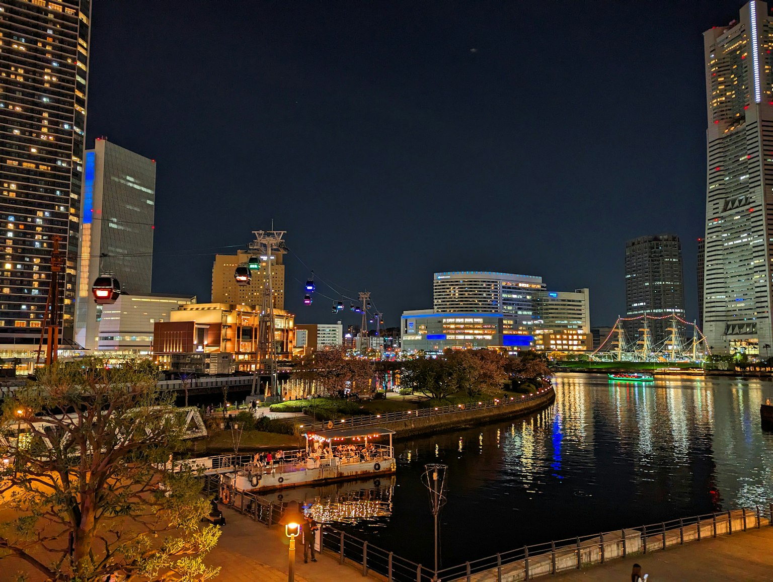 美丽的横滨夜景，高楼大厦和河流倒影