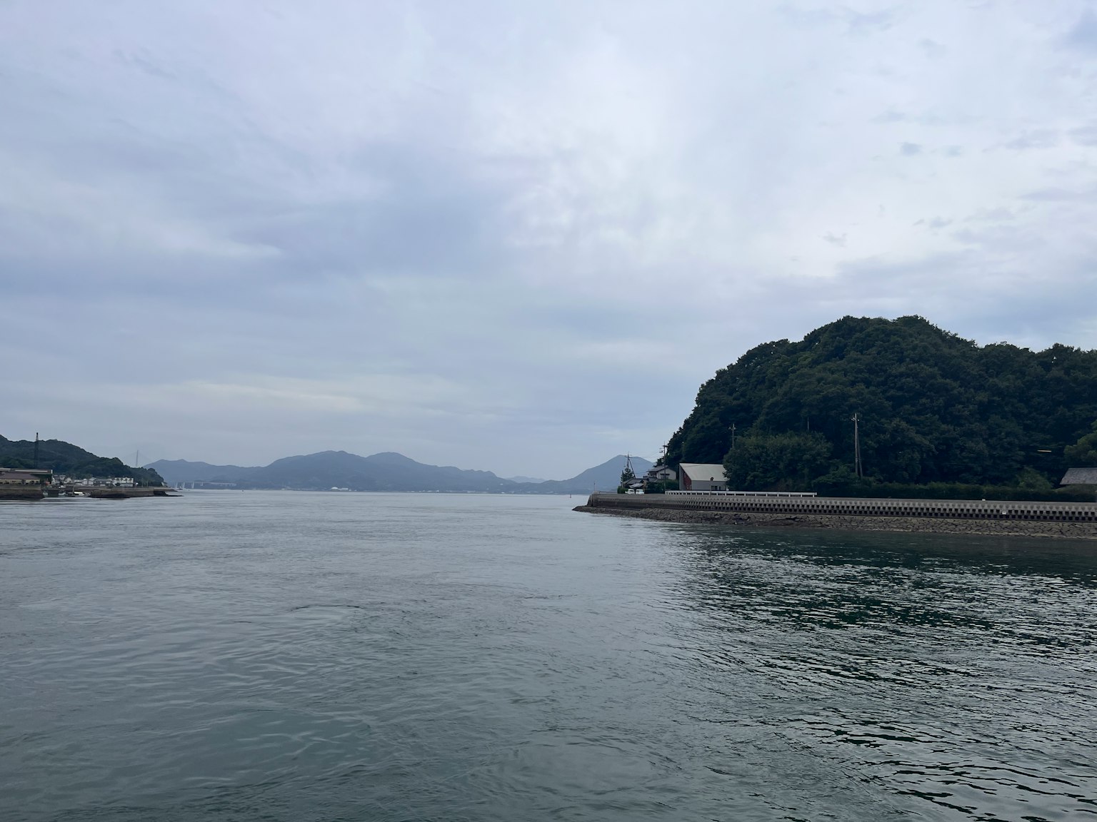 宁静的海岸景观，山脉和阴天