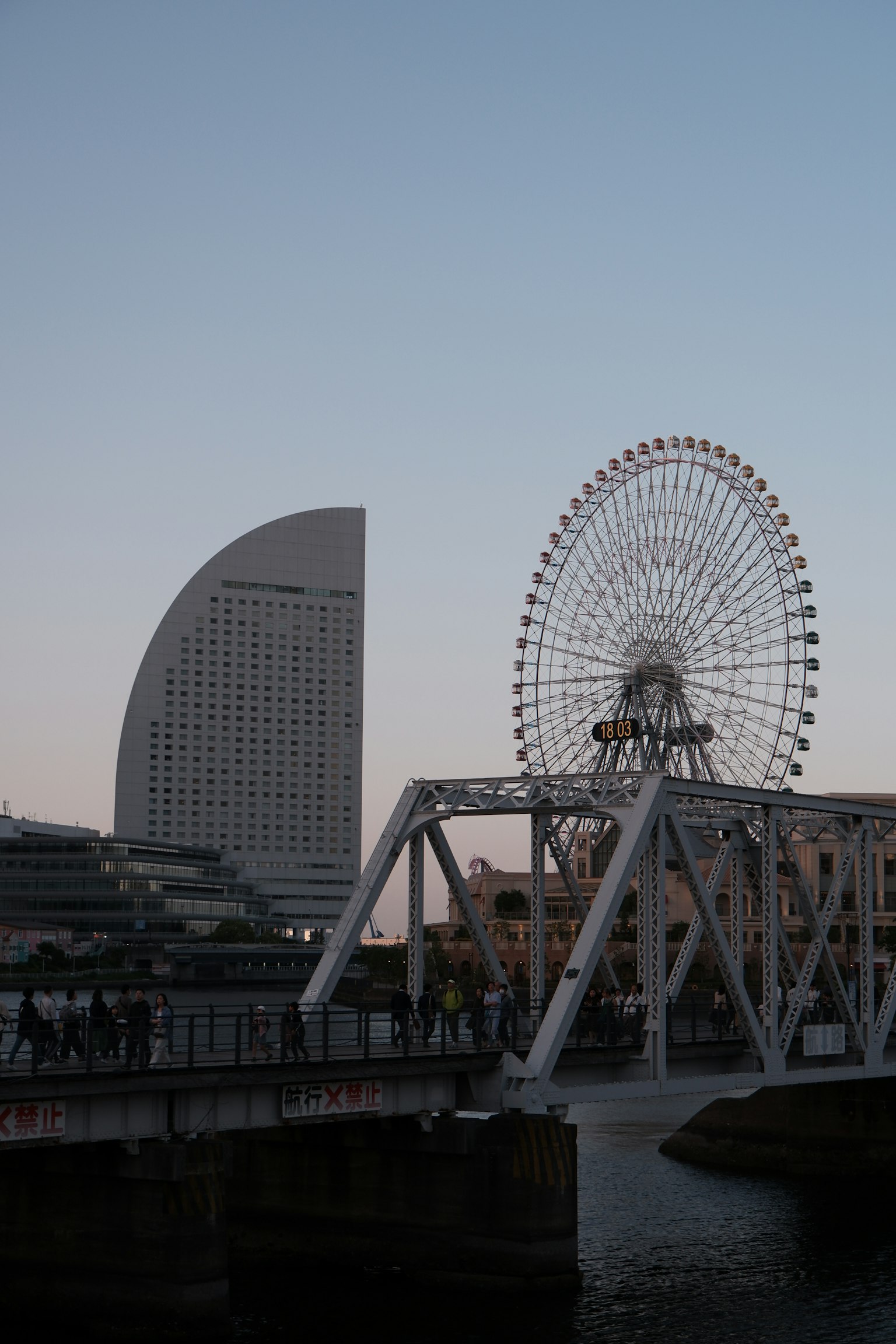 Silhouette des Riesenrads von Yokohama und eines Gebäudes bei Dämmerung