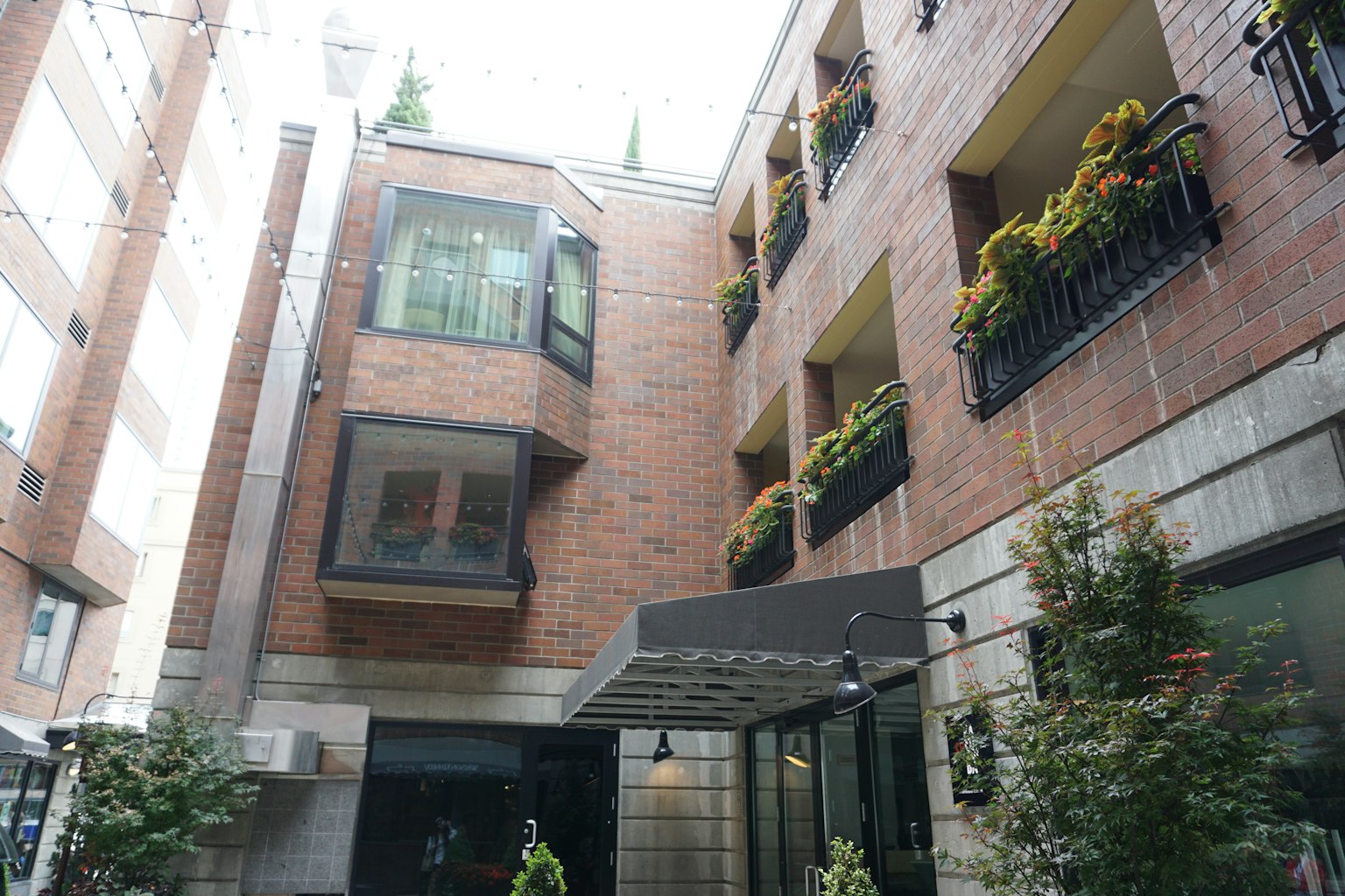 砖砌建筑的入口，阳台上装饰着花卉