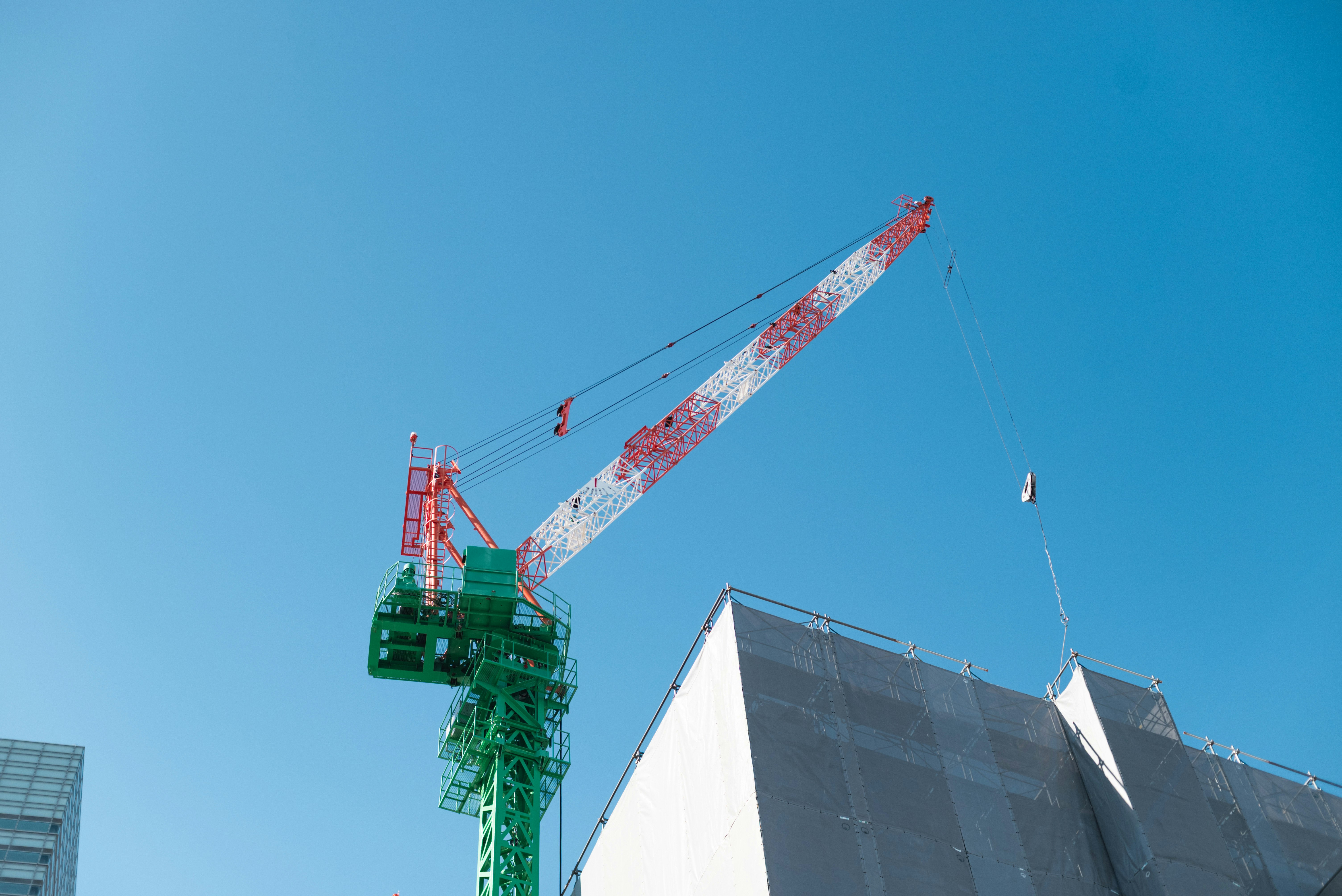 クレーンと建設中の大型建物の上部