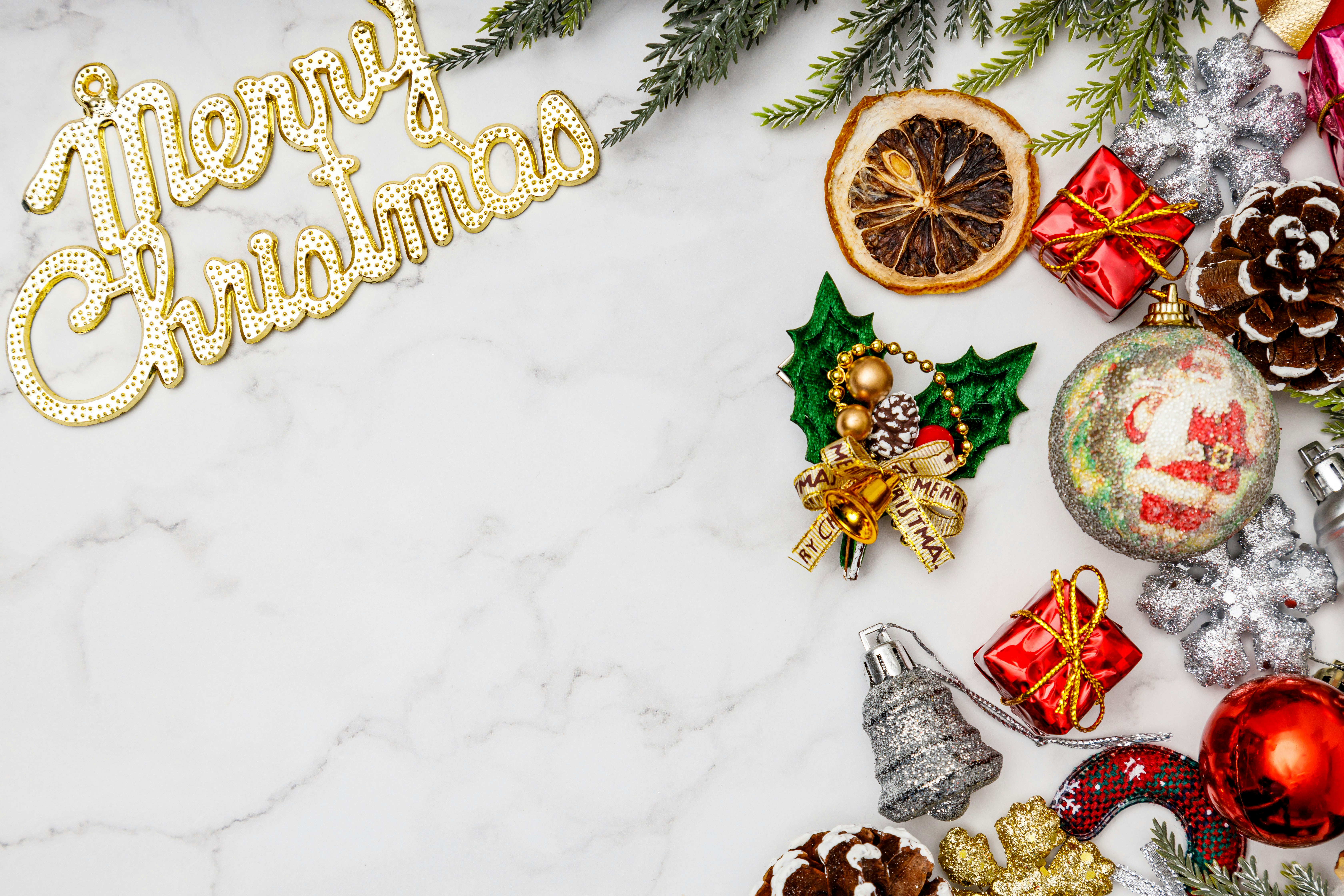「Merry Christmas」裝飾與雪花點綴的聖誕背景