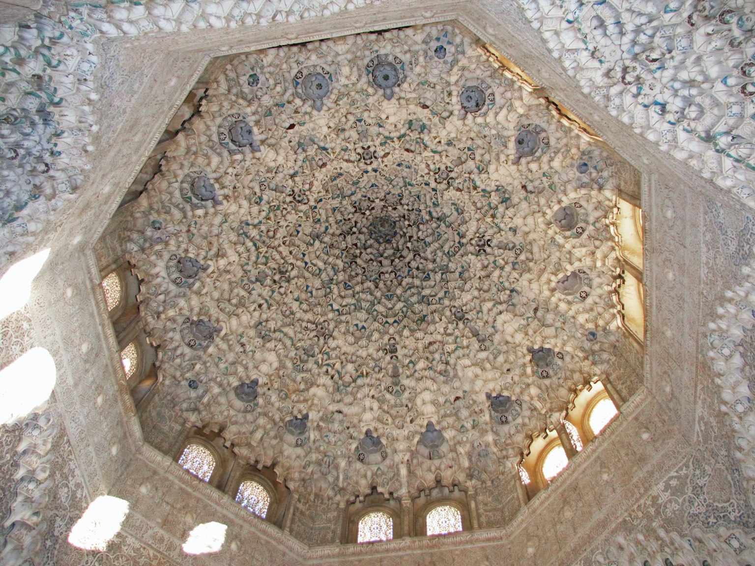 Techo de cúpula octagonal intrincado con decoraciones detalladas