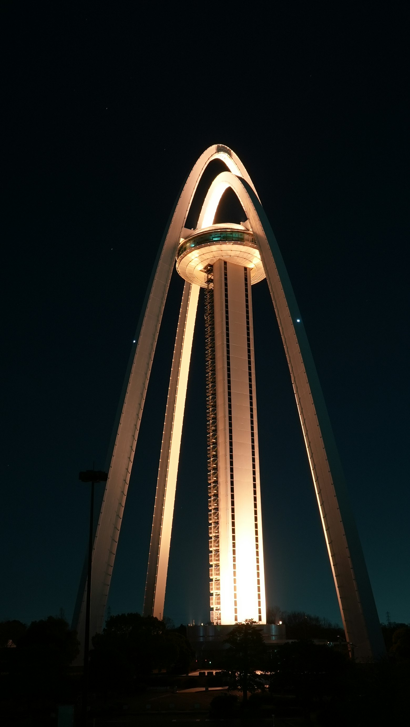 夜空にそびえるライトアップされた塔の建築