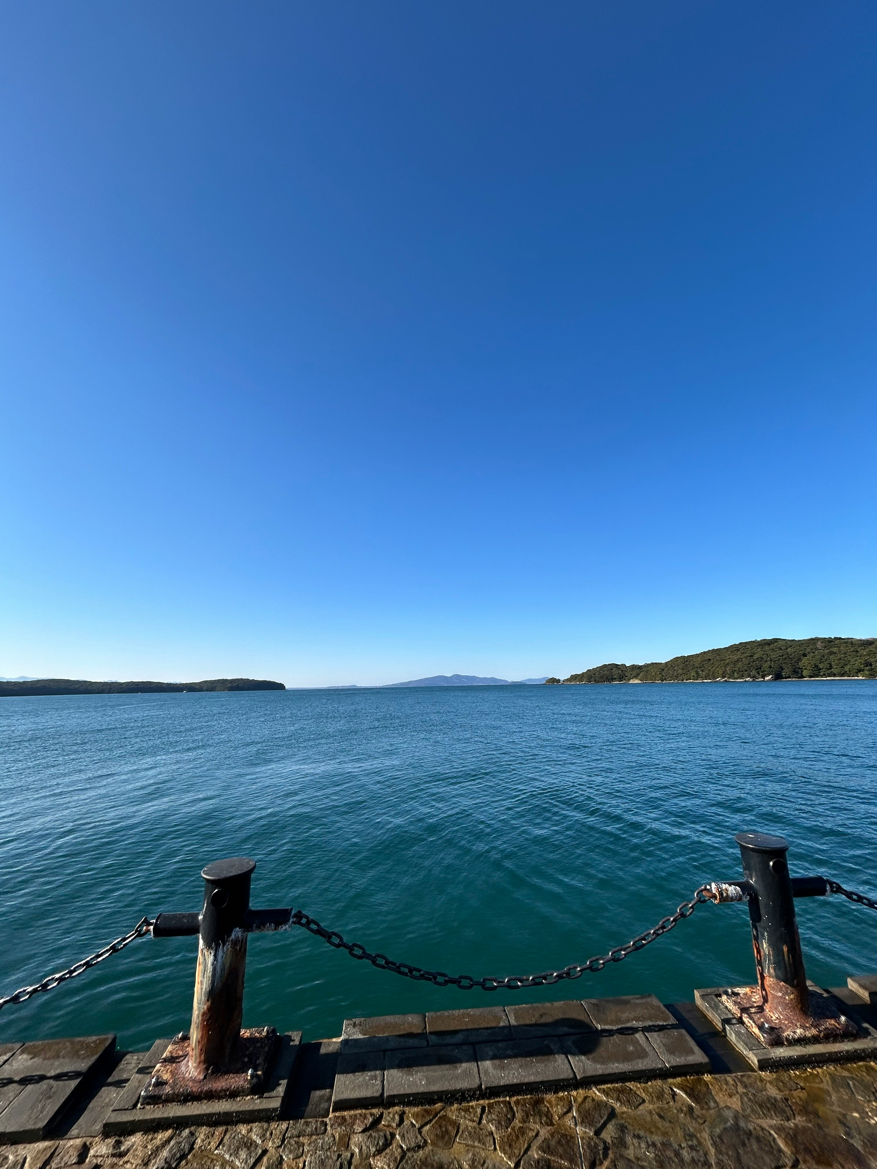 桟橋から見渡す穏やかな海と青空
