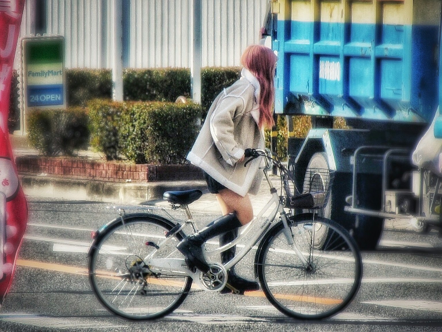 騎自行車的女性，背景模糊