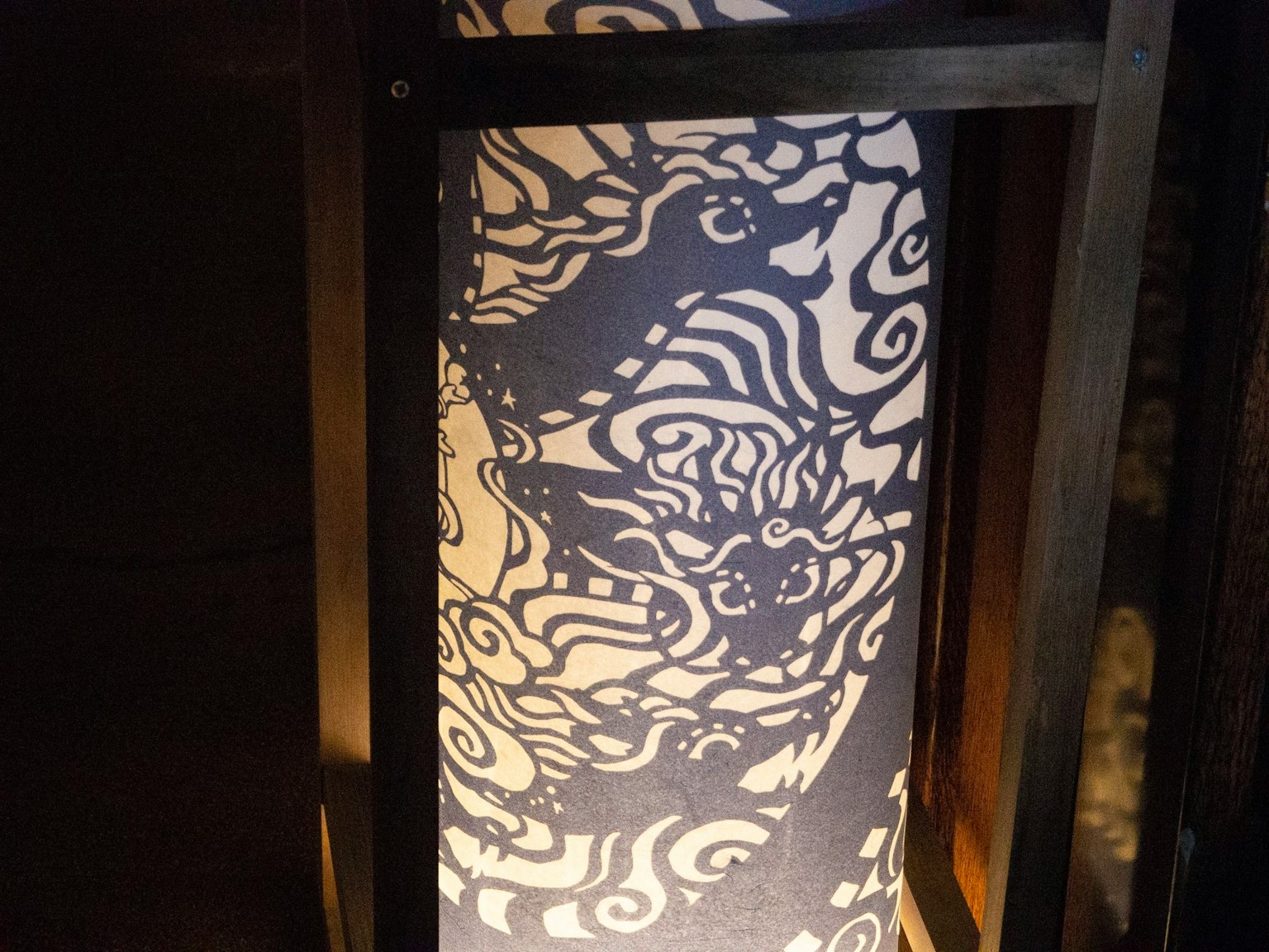 Motifs d'ombre complexes sur un abat-jour de style japonais