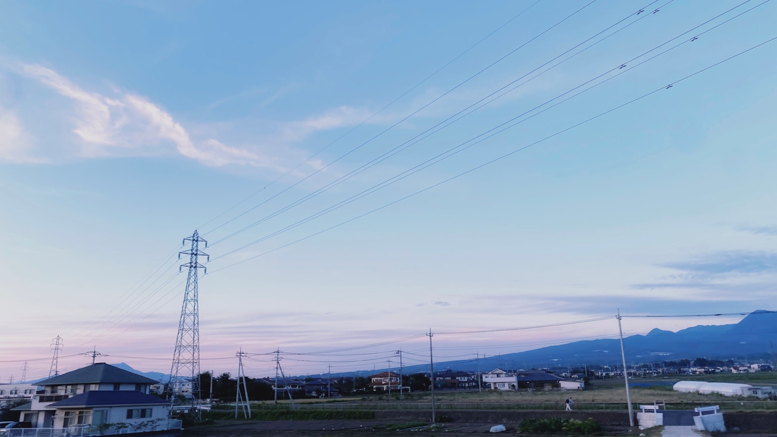 Vista panoramica di un cielo al tramonto con linee elettriche