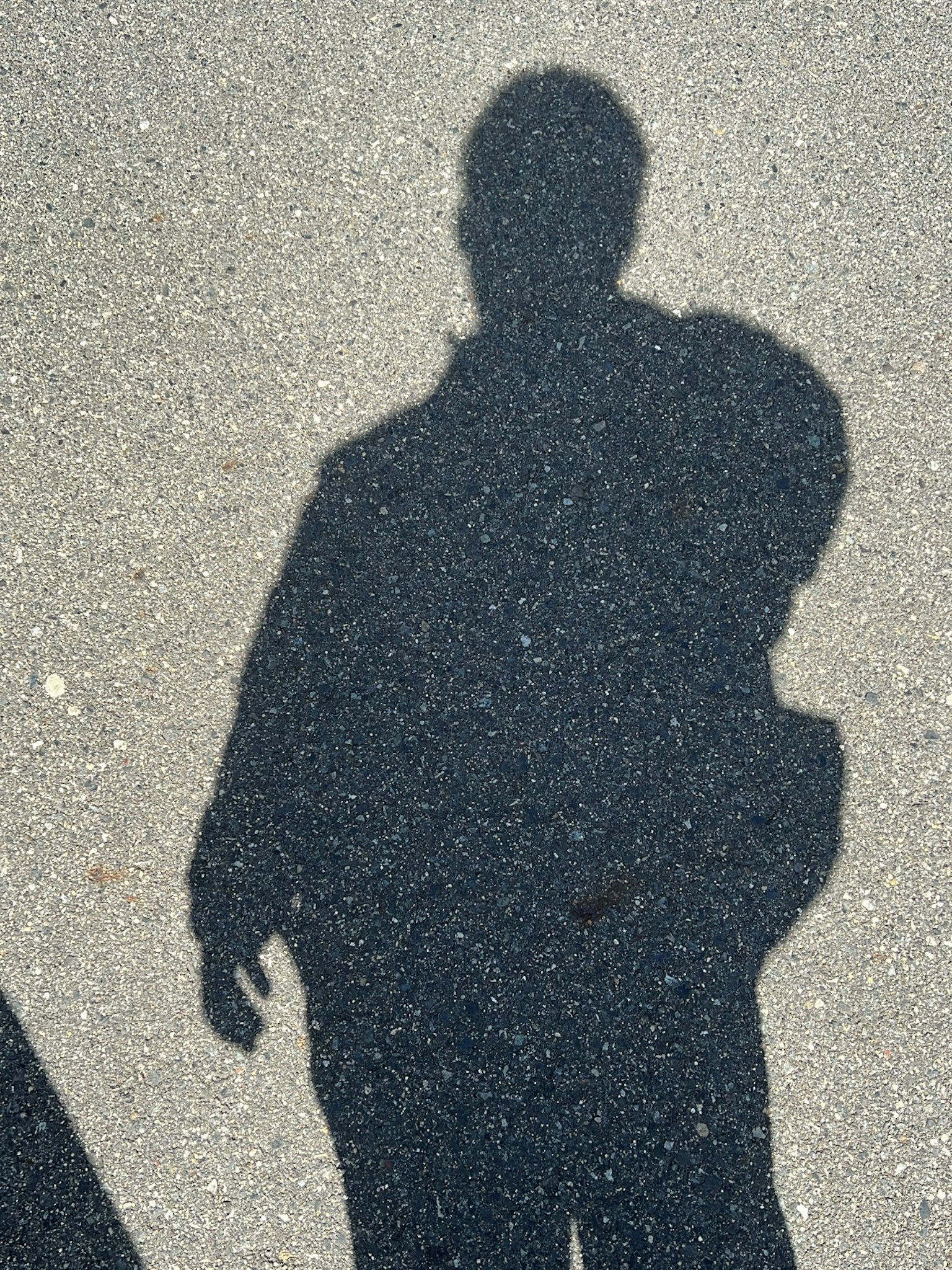 Silhouette d'une personne avec un sac à dos projetée sur le sol