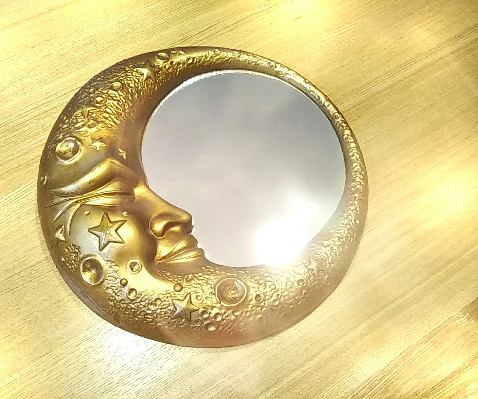 金色新月形镜子，带有星星图案