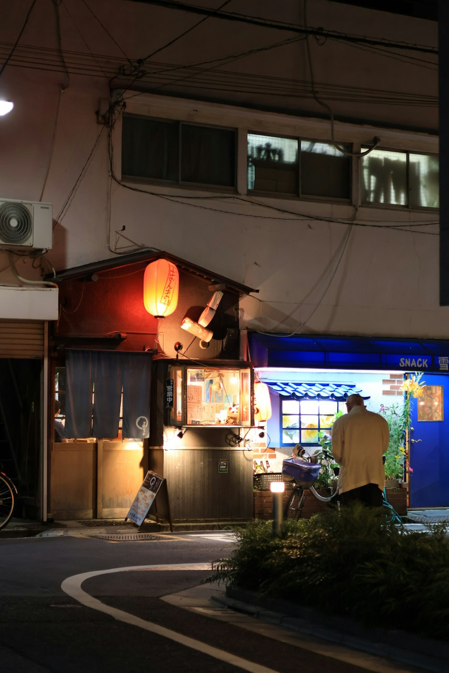 Esterno di un izakaya di notte con una lanterna