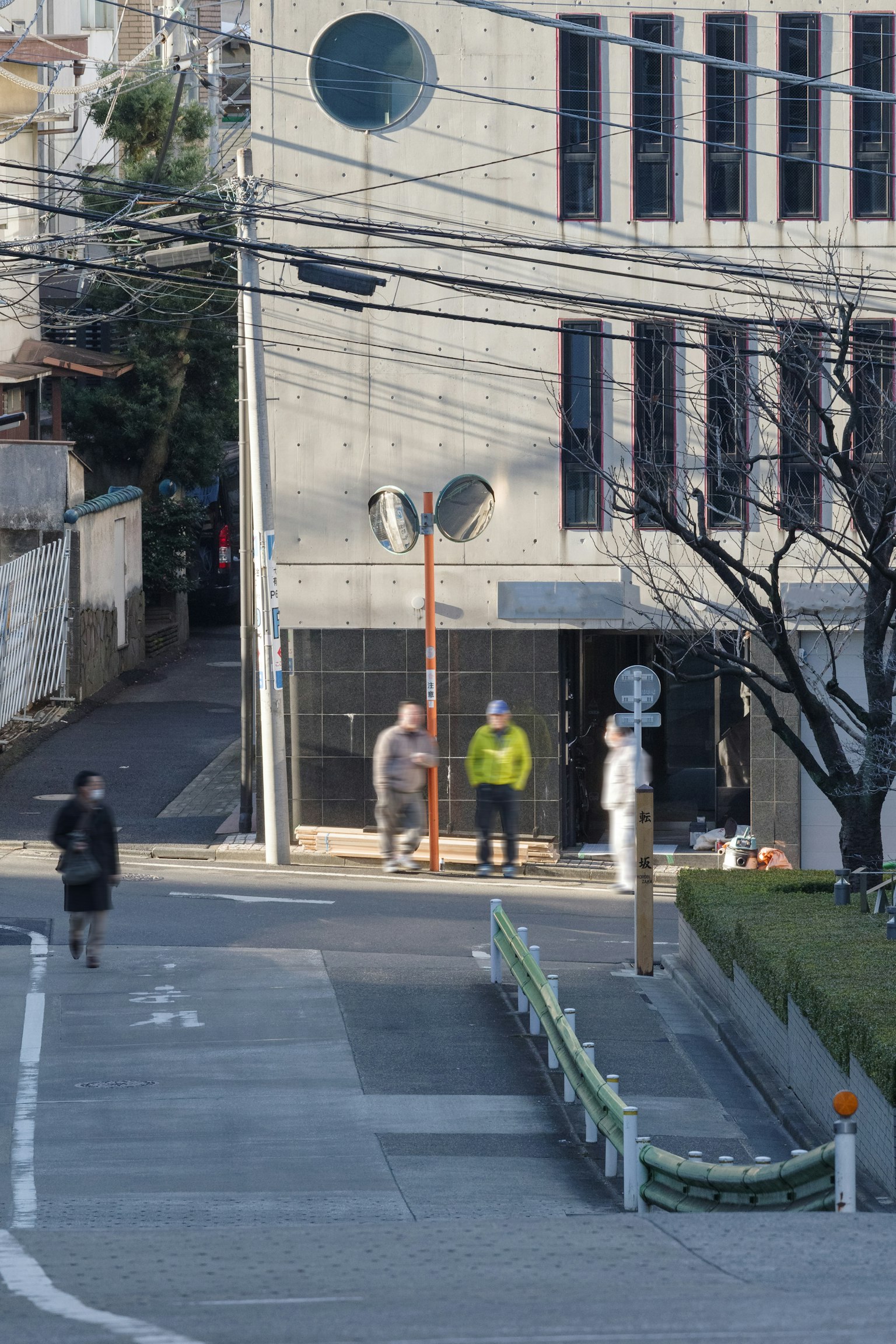 街道場景，有人和建築的一部分