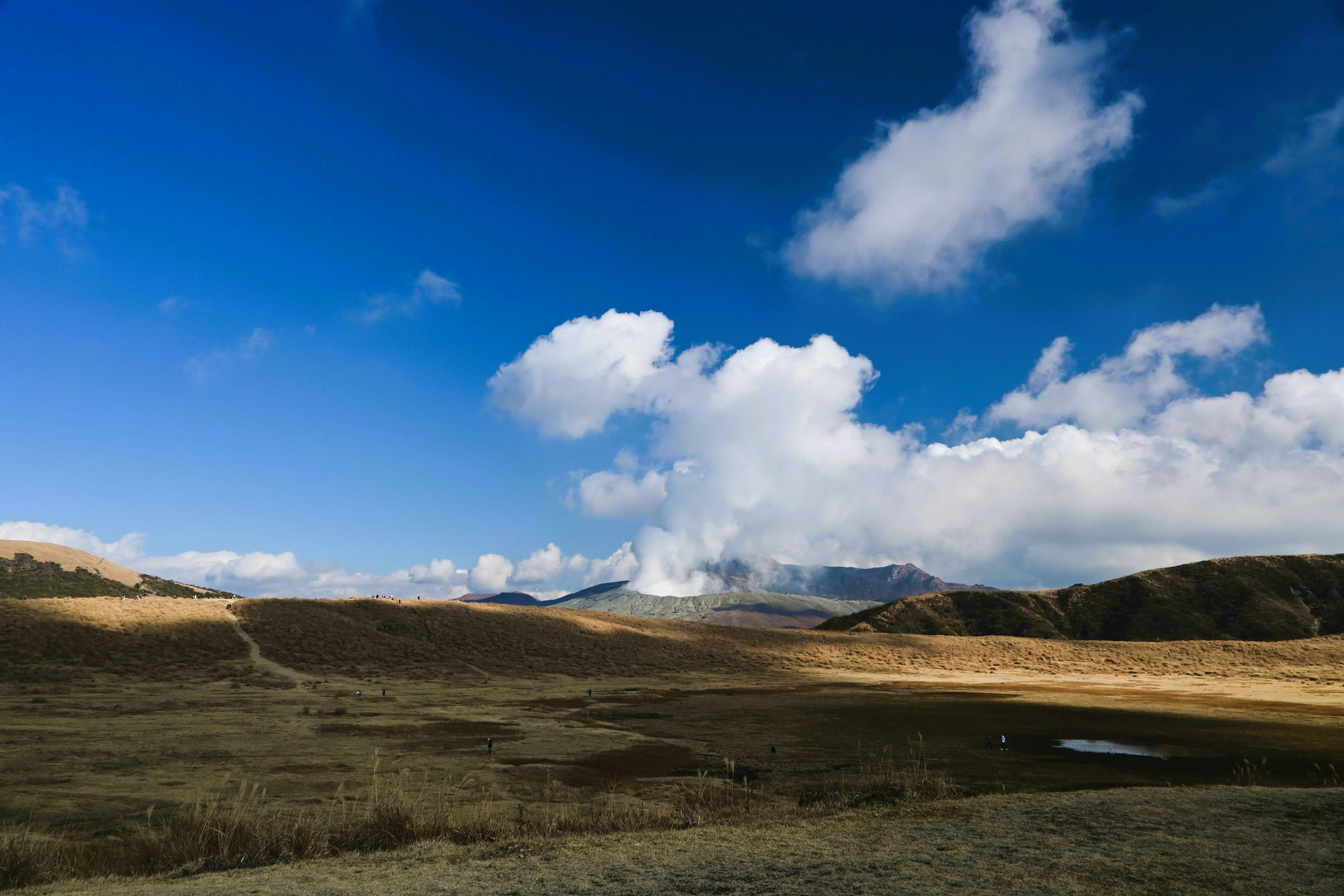 阿蘇中岳の噴煙と青空の山景色