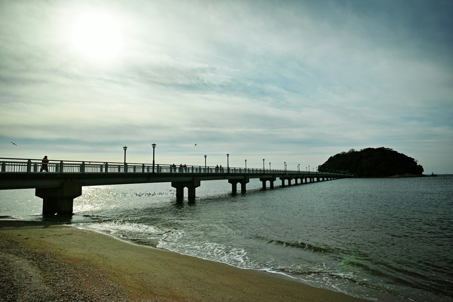 海に面した桟橋と島の風景