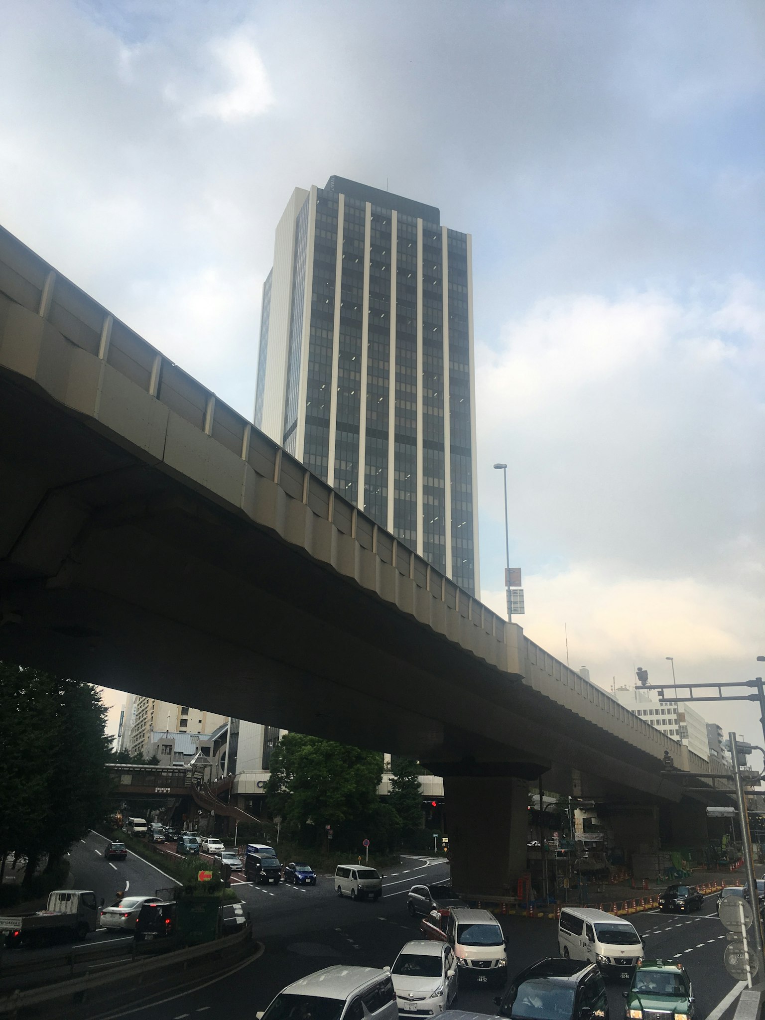Paisaje urbano con un edificio alto y un paso elevado