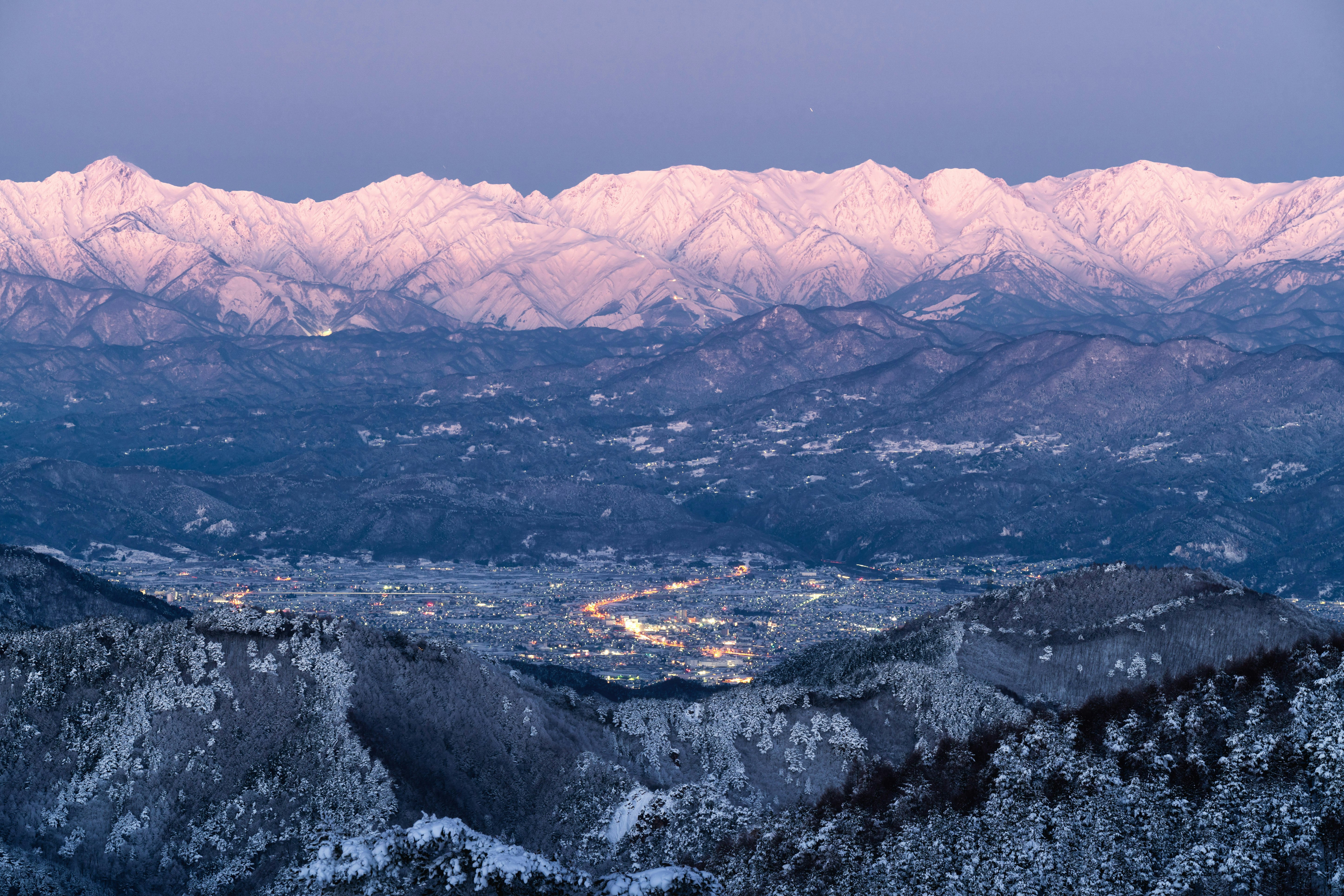 霧氷の森と夜景が広がる北アルプスの峰の原高原の山並み
