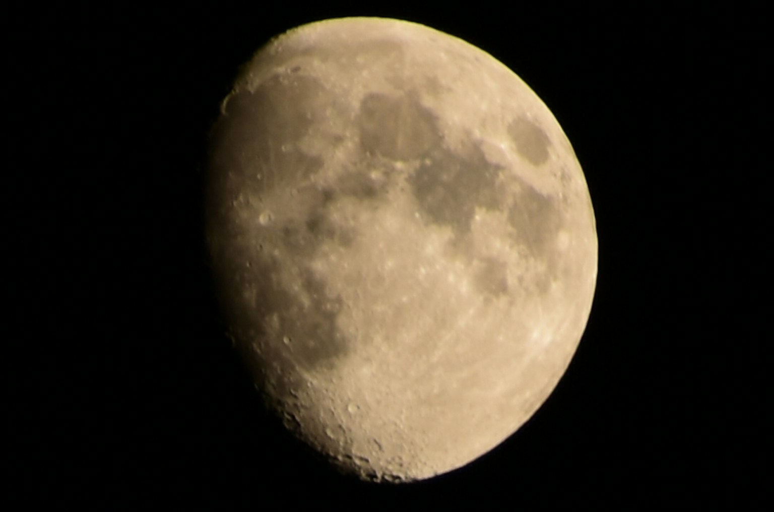 Primo piano di una luna luminosa con crateri visibili