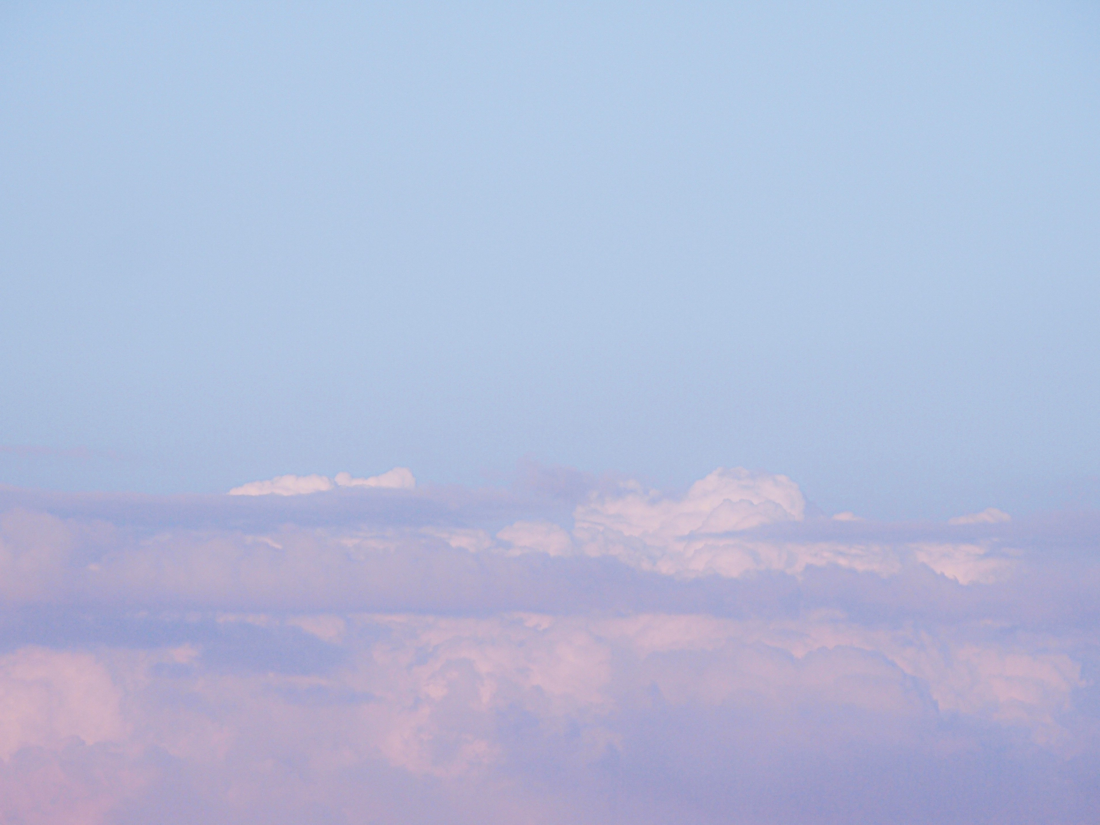 淡い夕焼け雲が広がる空