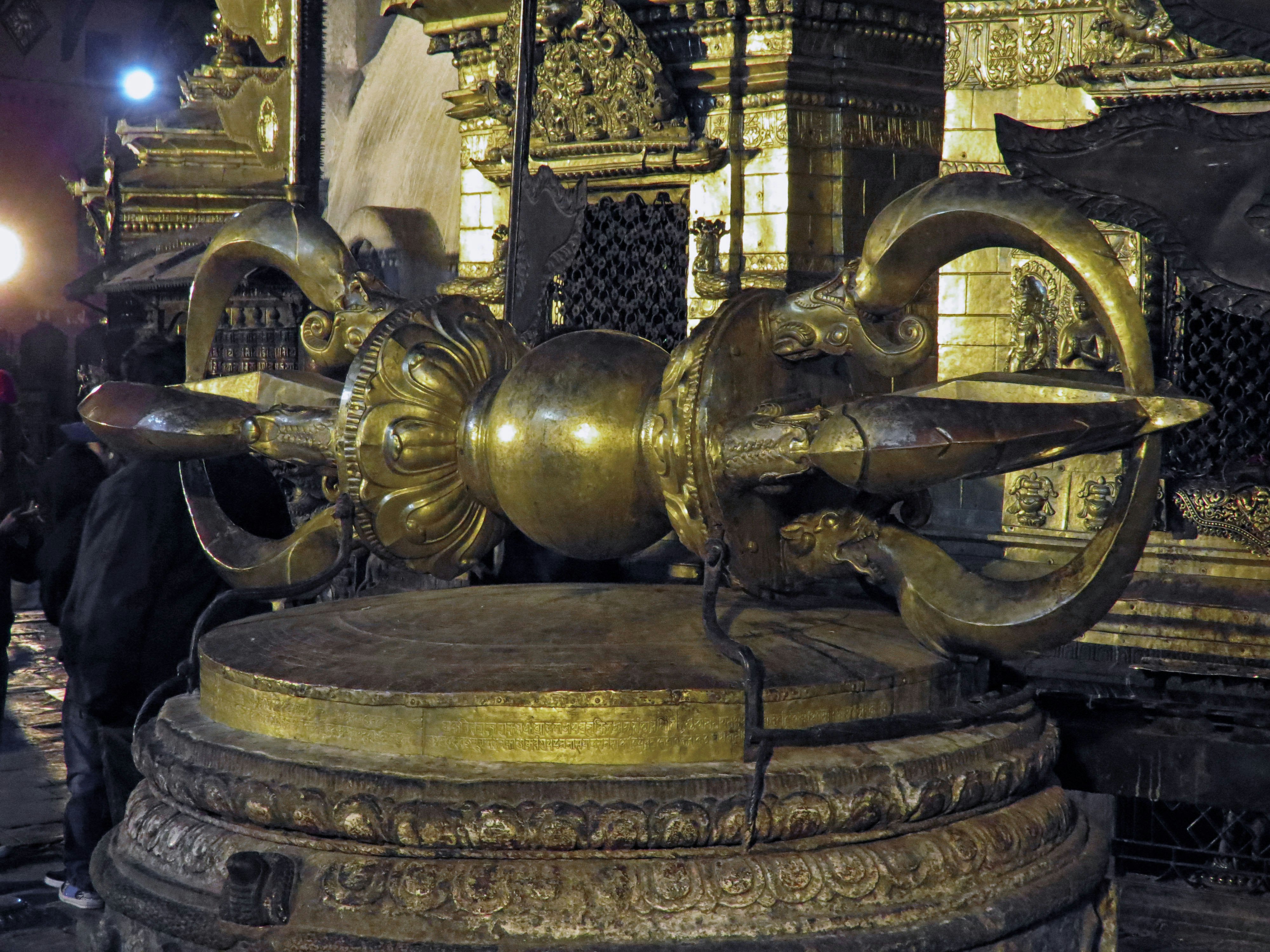 寺院の金色の巨大な鐘と装飾彫刻