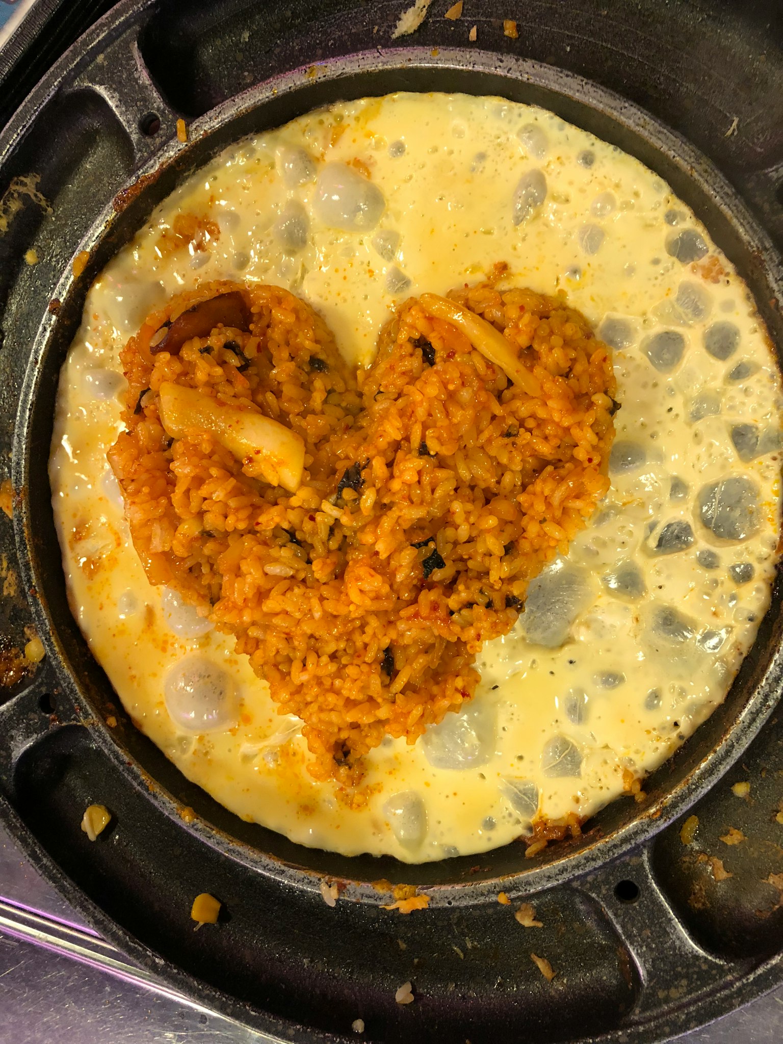Plato de arroz en forma de corazón en una olla