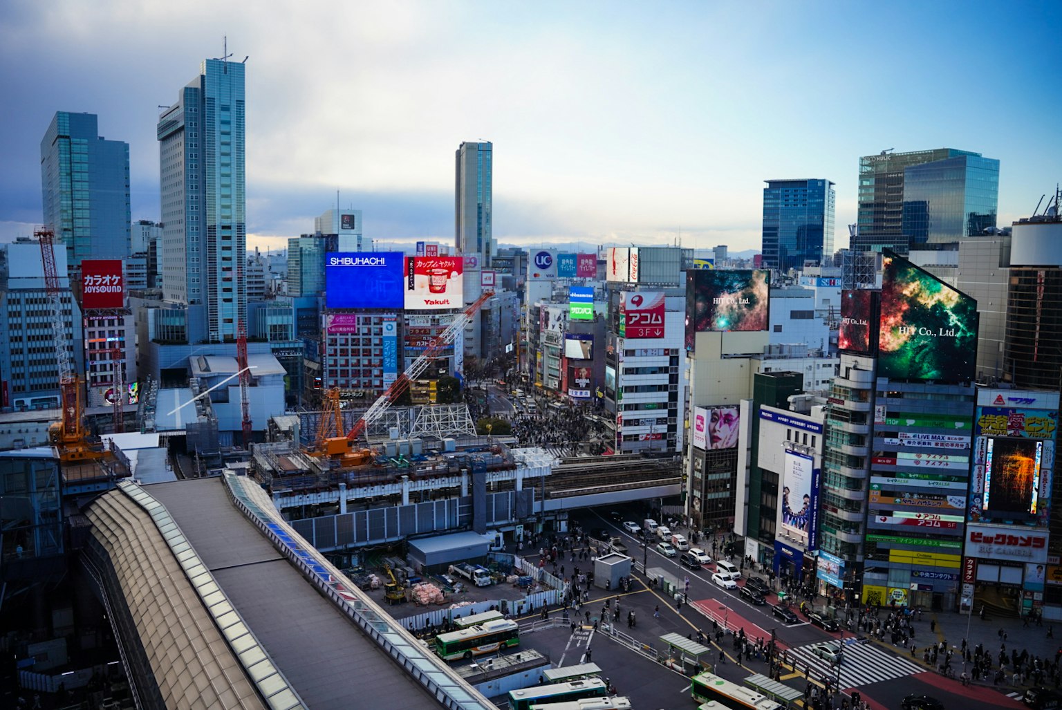 新宿站周围的城市景观 高楼大厦和生动的广告