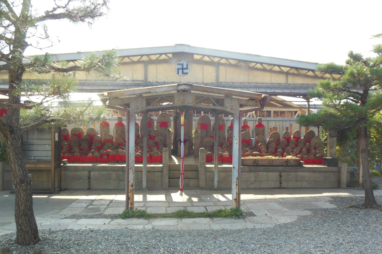一個有紅色裝飾的神社和周圍的樹木