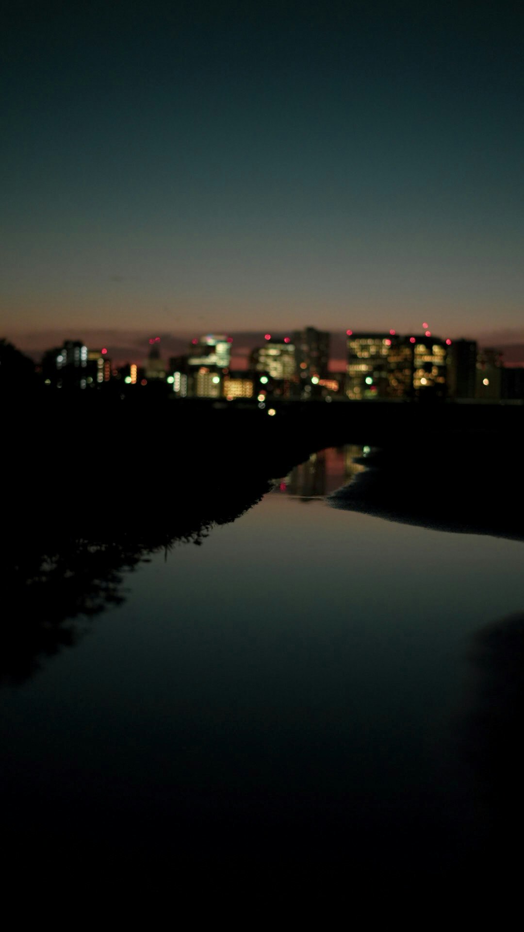 夜晚沿河的城市燈光