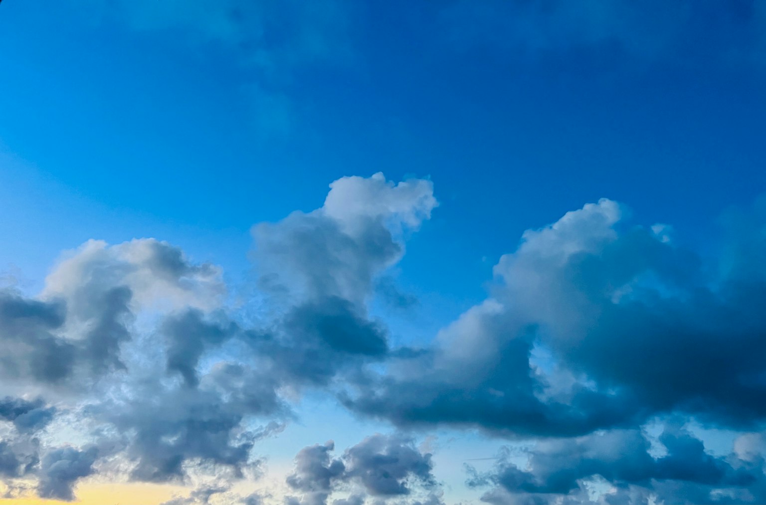 Ciel bleu expansif avec des nuages blancs duveteux
